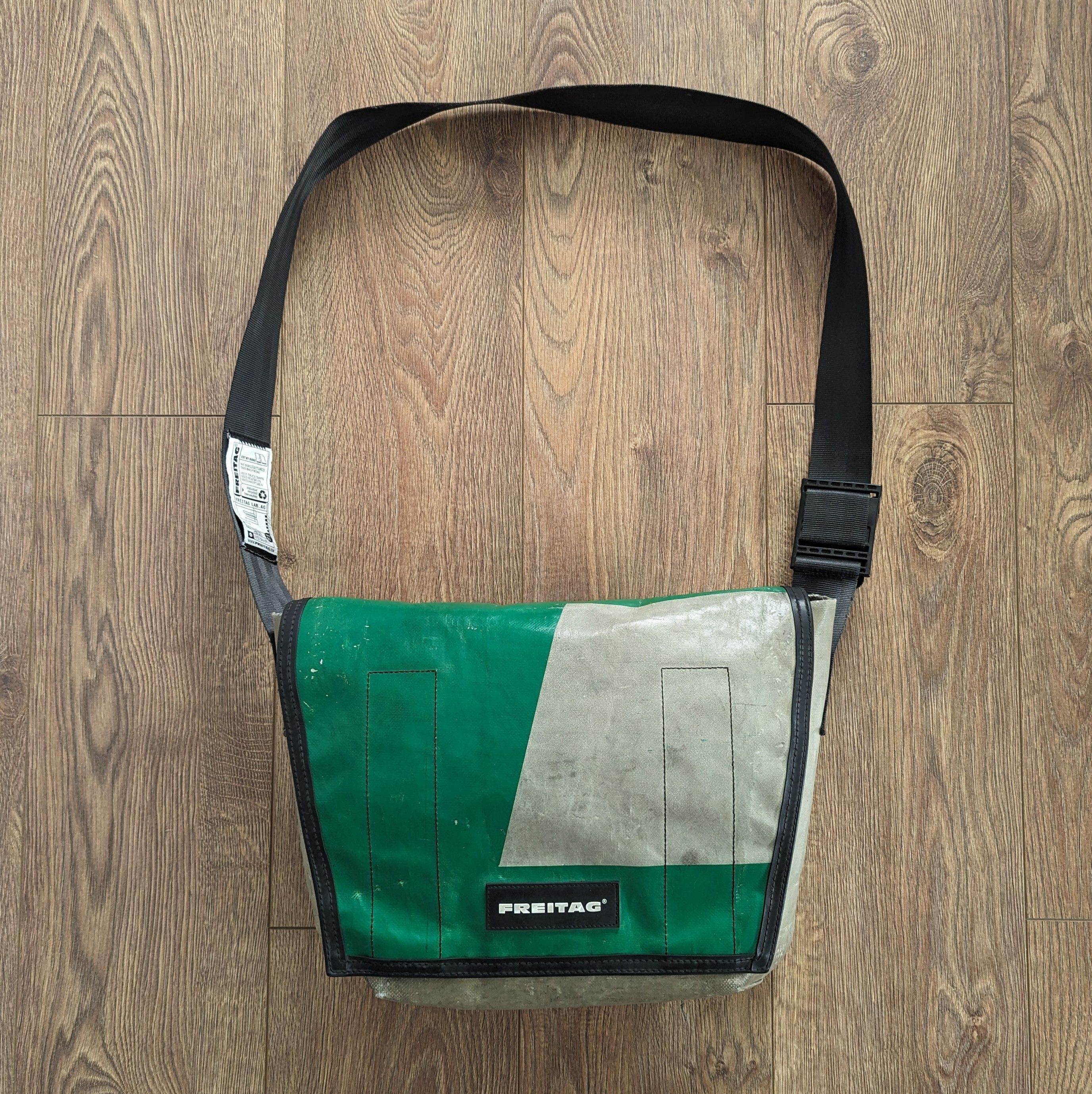 Serie G5.1 Recycling Shoulder Messenger Bag in White, Men's