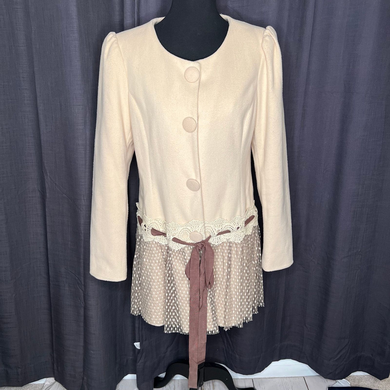 A’REVE Victorian cream button front peplum coat Size Large