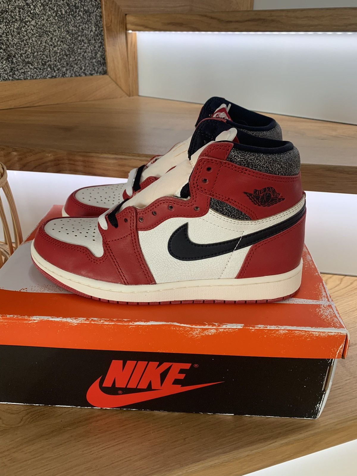 Nike Nike Air Jordan 1 Retro High Chicago Lost and Found Size US 6 / EU 39 - 2 Thumbnail