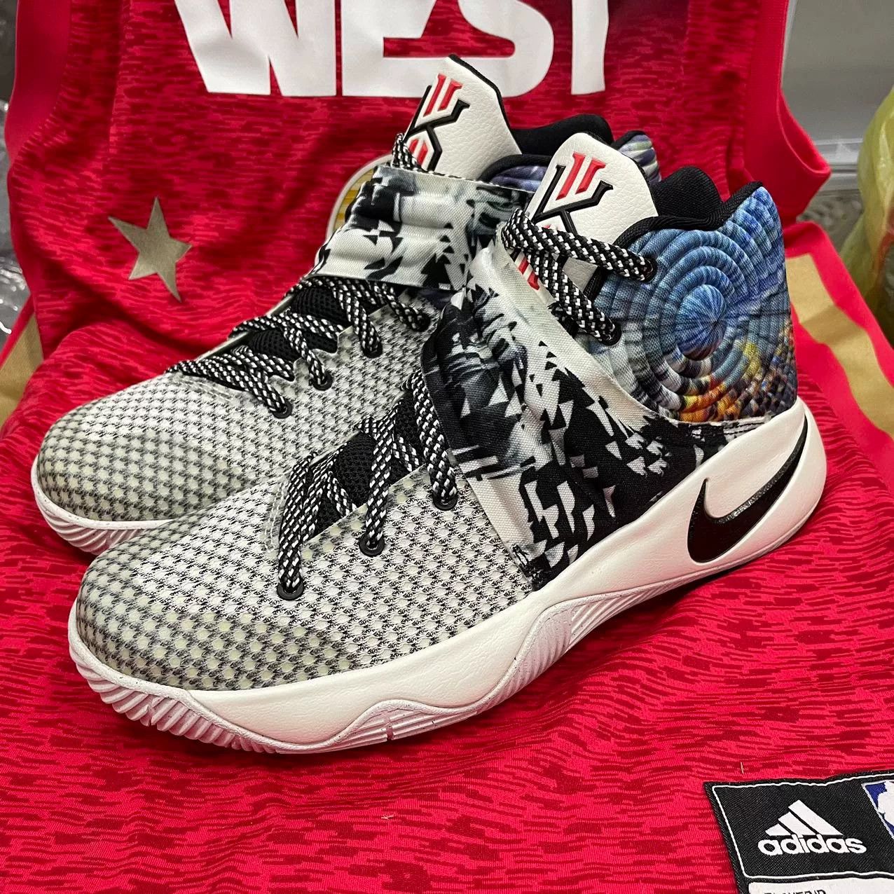 Nike Nike KYRIE Gray Lowtop Sneakers 9 Men Size US 9 / EU 42 - 1 Thumbnail