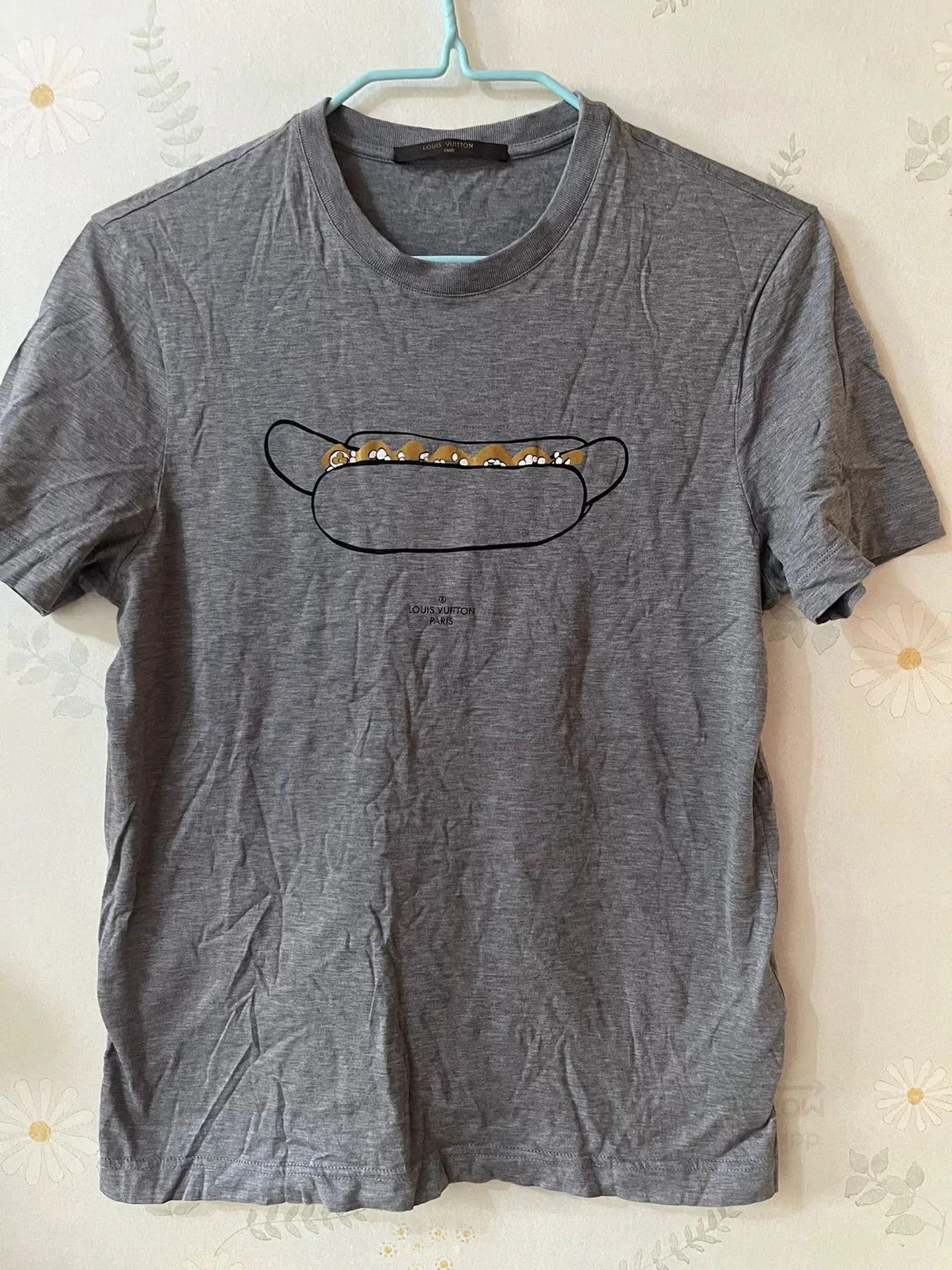 Louis Vuitton LV Gray Hotdog Letter T-shirt. Size US S / EU 44-46 / 1 - 1 Thumbnail