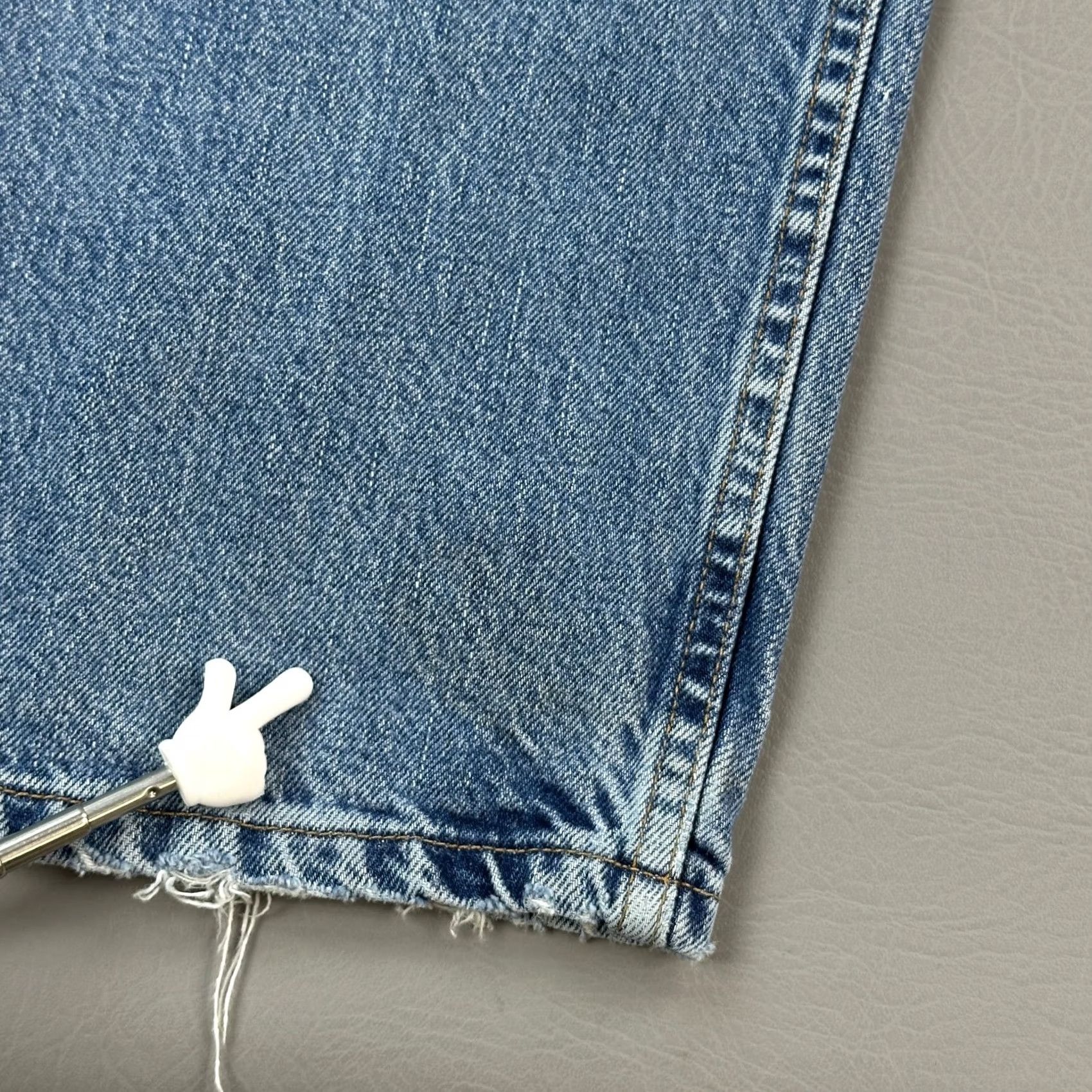 Levi's Vintage Levi's 550 Jeans Mens 38x30 Medium Wash Relaxed Fit Distressed Y2K Denim Cotton Blue 5-Pocket Mens Regular 90s Grunge Logo Jeans Size US 38 / EU 54 - 4 Thumbnail