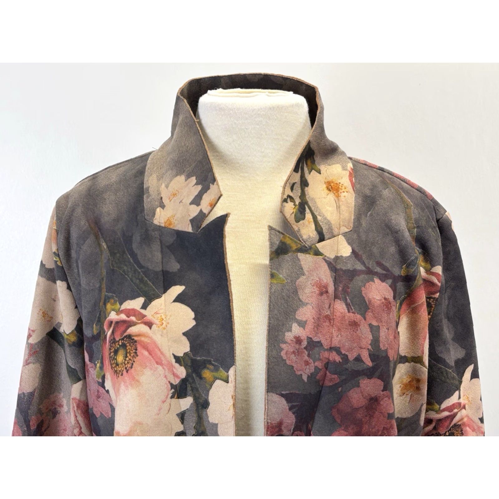 Soft Surroundings Soft Surroundings Blazer Jacket Faux Suede Sz L Soft Pink Grey Butterfly Floral Size L / US 10 / IT 46 - 5 Thumbnail
