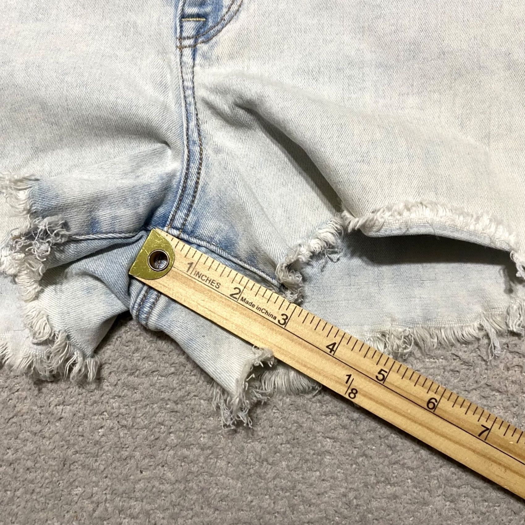American Eagle Outfitters American Eagle Outfitters Denim Blue 3" Inseam High Rise Jean Shorts Womens 14 Size 14 Light Wash 5-Pocket, Button Closure, Casual Summer Denim Shorts Size 36" / US 14 / IT 50 - 6 Thumbnail