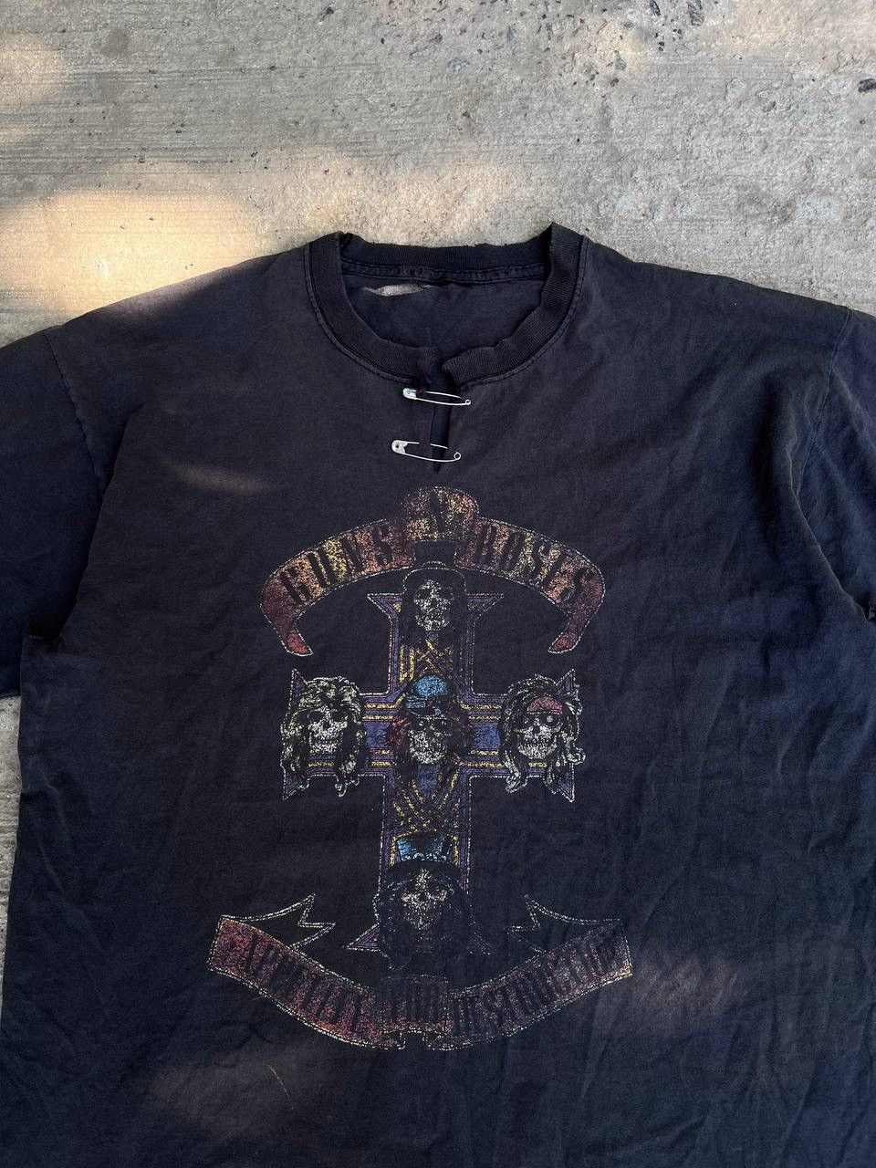 Guns N' Roses Vintage Distressed GunsNRoses Safety Pins Tee Size US L / EU 52-54 / 3 - 2 Thumbnail