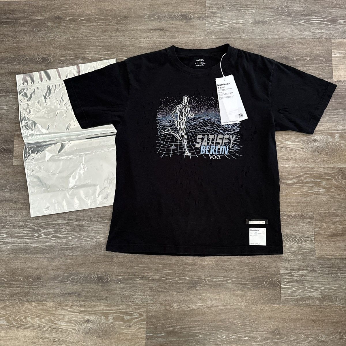 Satisfy Satisfy Running Berlin Marathon Mothtech Tee Voo Men’s Sz L Size US L / EU 52-54 / 3 - 1 Thumbnail