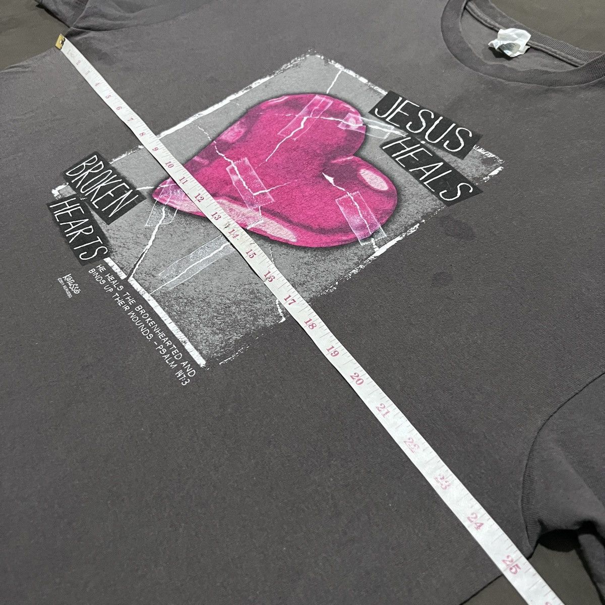 Vintage Vintage Y2K JESUS HEALS BROKEN HEARTS God Holy Bible Tee 2XL Size US XXL / EU 58 / 5 - 9 Thumbnail