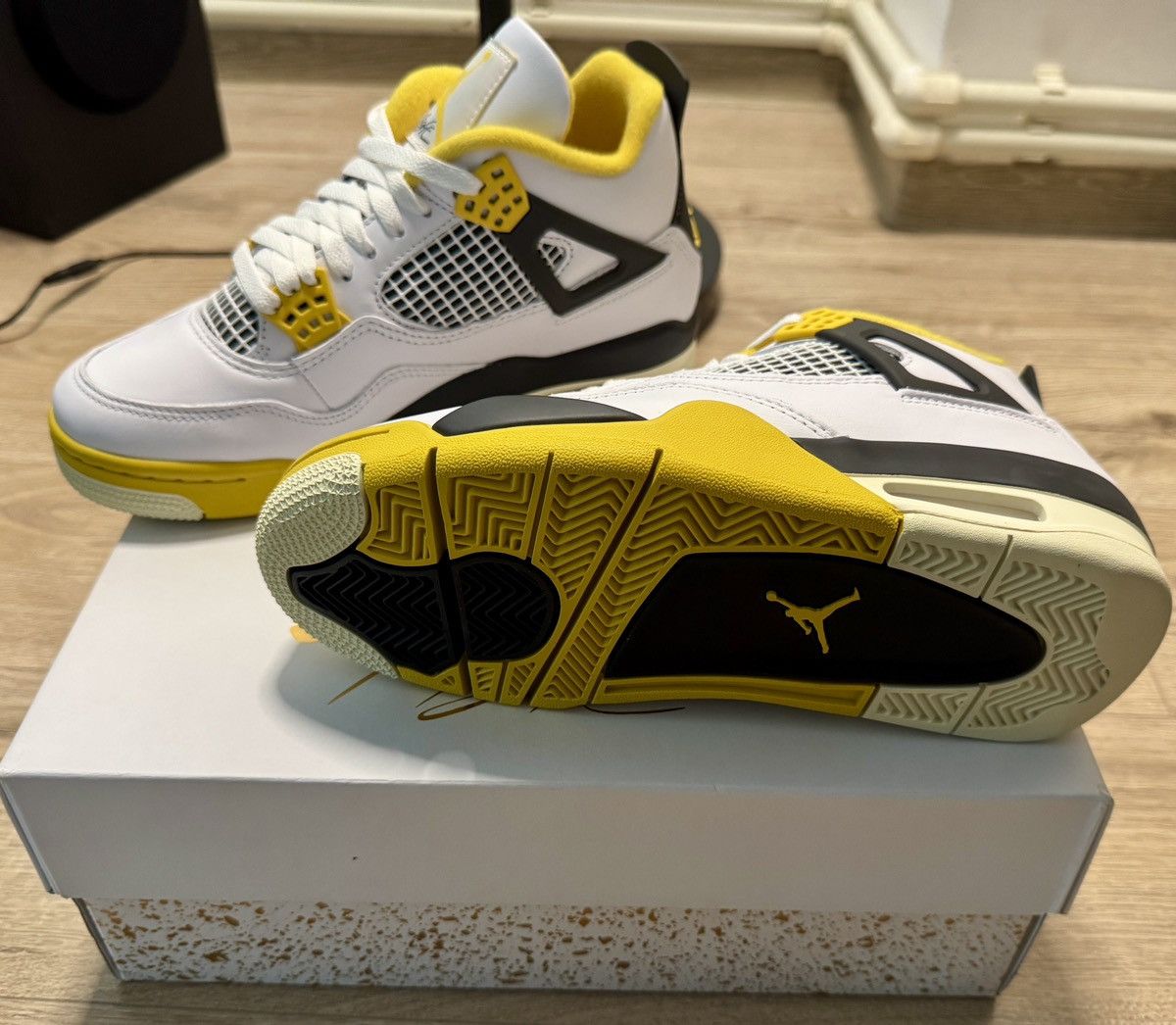 Jordan Brand Air Jordan 4 Retro Vivid Sulfur Size US 5.5 / EU 38 - 3 Thumbnail