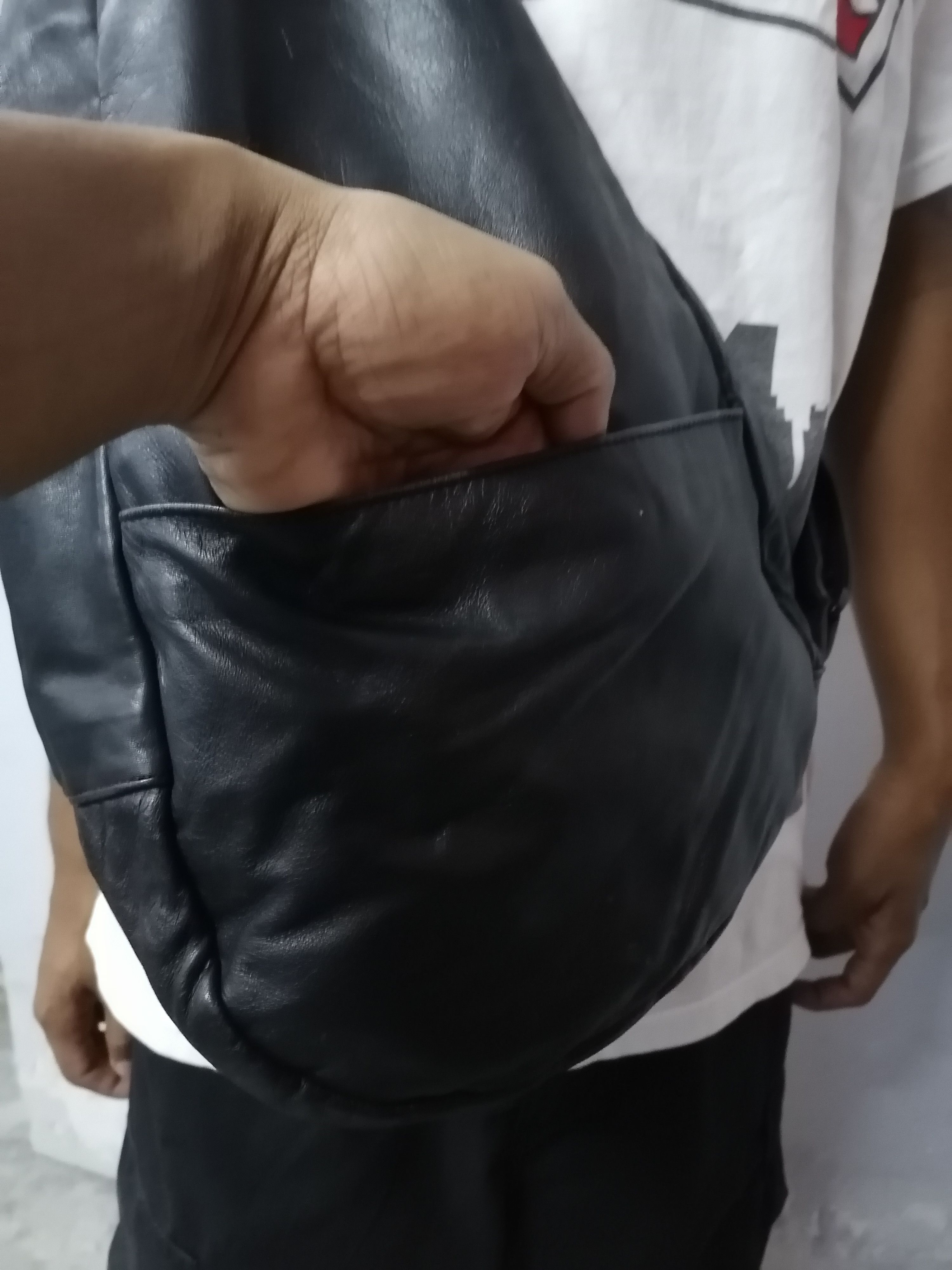 Genuine Leather × Vintage Vintage Black Leather Healthy Crossbody Bag Size ONE SIZE - 4 Thumbnail