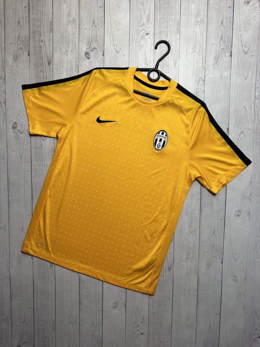 Vintage Nike Juventus soccer jersey size M yellow rare