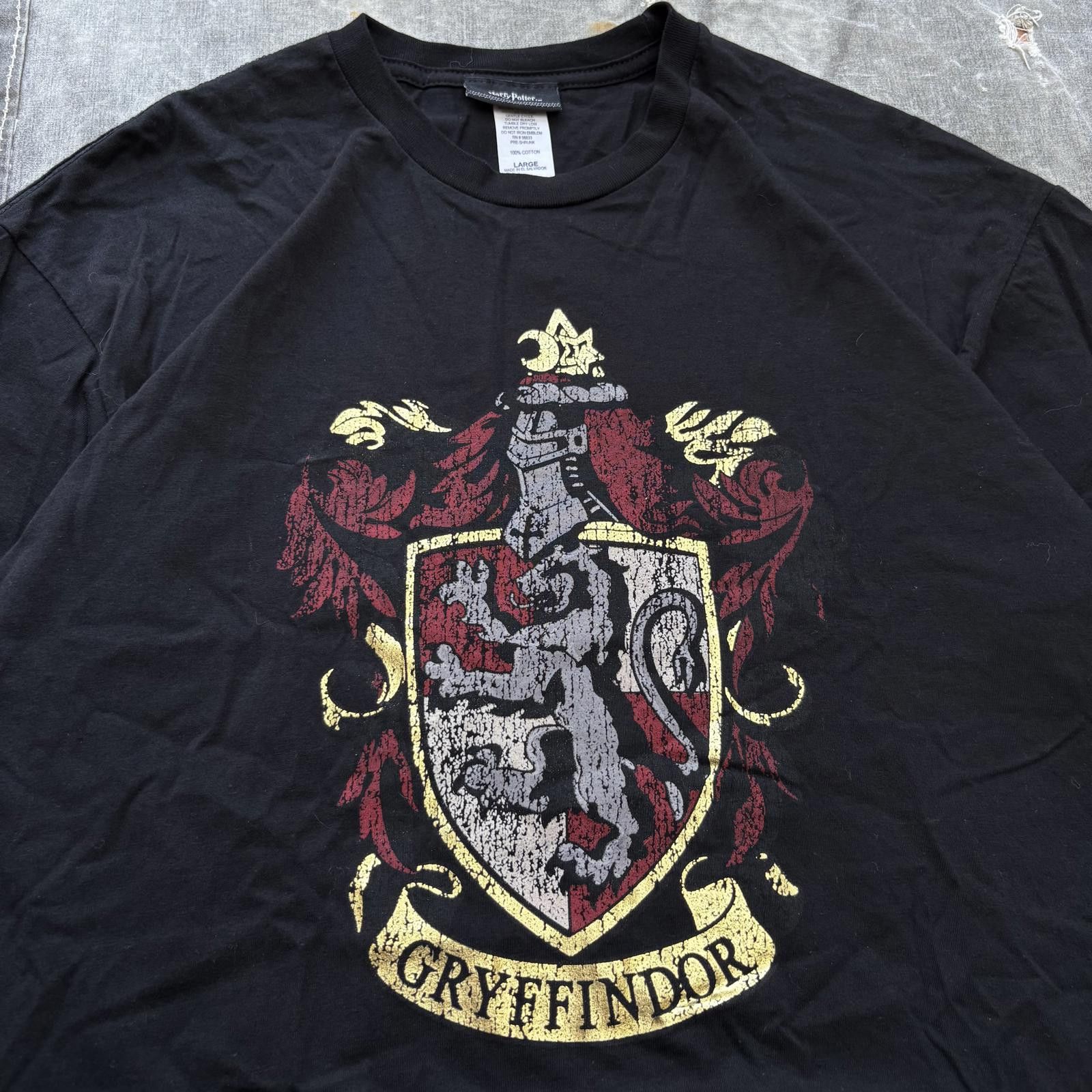 Vintage Vintage Y2K Harry Potter Gryffindor Crest Movie Shirt Size US L / EU 52-54 / 3 - 2 Thumbnail