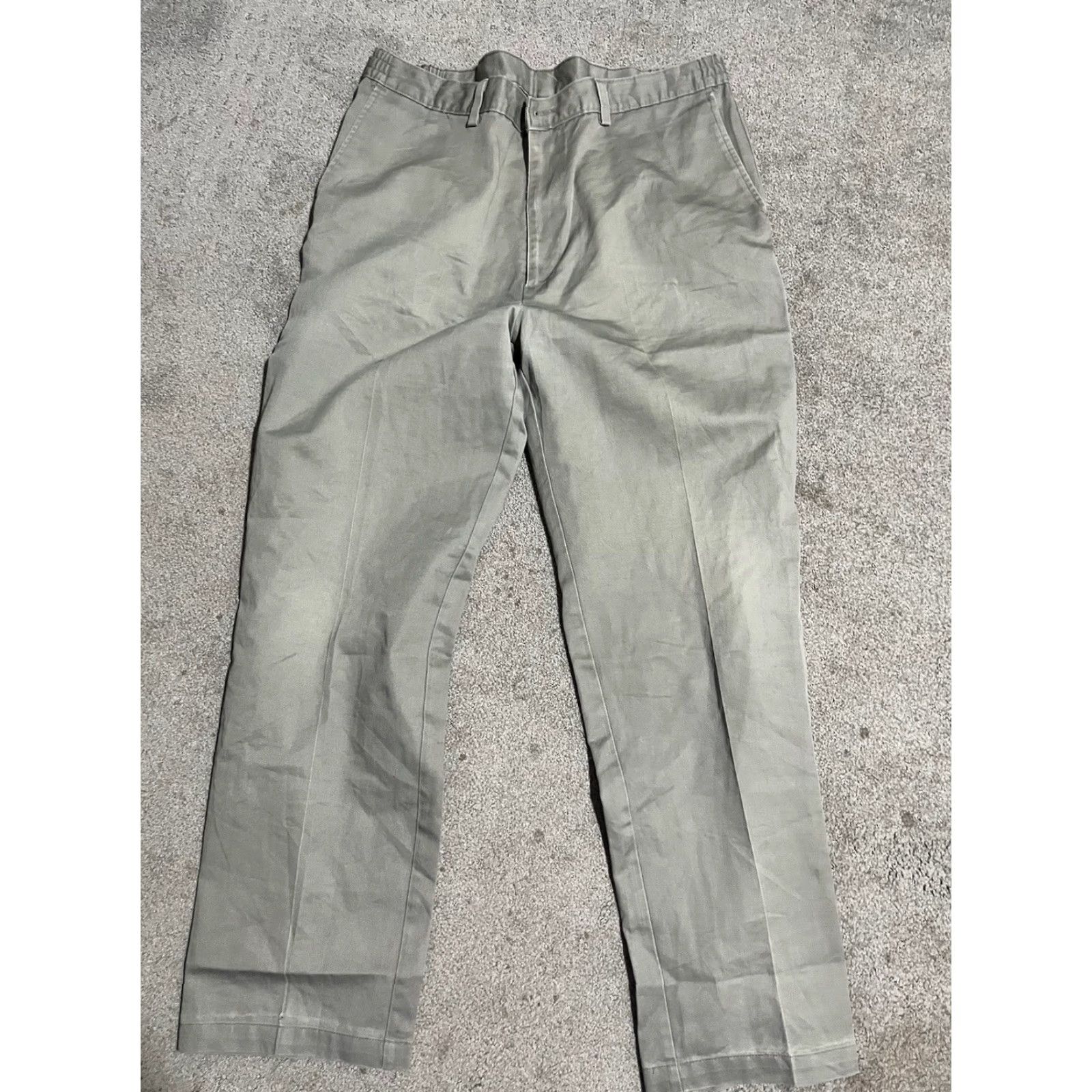 Haggar **Gray Comfort Waist Flat Front Classic Fit Men's Dress Pants 36x32** User: Gray Comfort Waist Flat Front Classic Fit Men's Dress Pants 36x32 Size US 36 / EU 52 - 2 Thumbnail