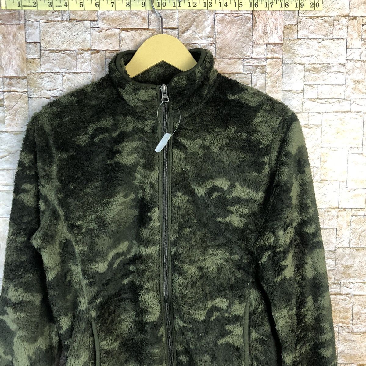 Uniqlo Uniqlo japan Green Camo fleece Sweater #A523 Size US S / EU 44-46 / 1 - 5 Thumbnail