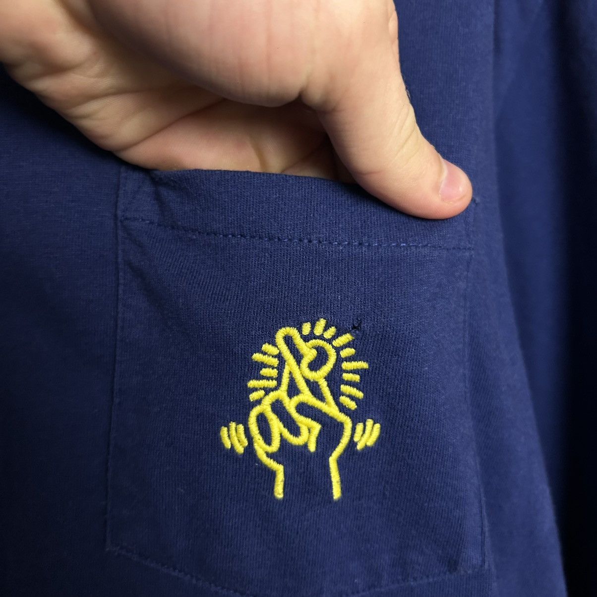 Uniqlo Designer Uniqlo x Keith Haring big logo streetwear tee Size US XL / EU 56 / 4 - 4 Thumbnail