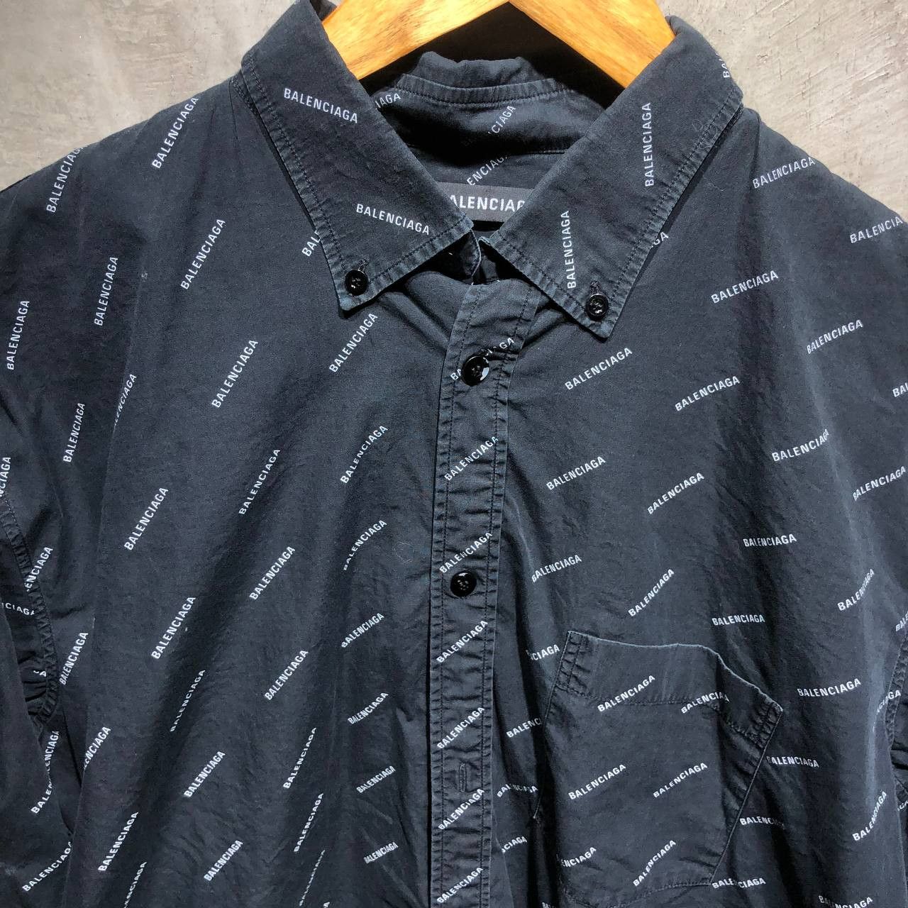 Balenciaga Balenciaga All over print logo button down L/S Size US XXL / EU 58 / 5 - 2 Thumbnail