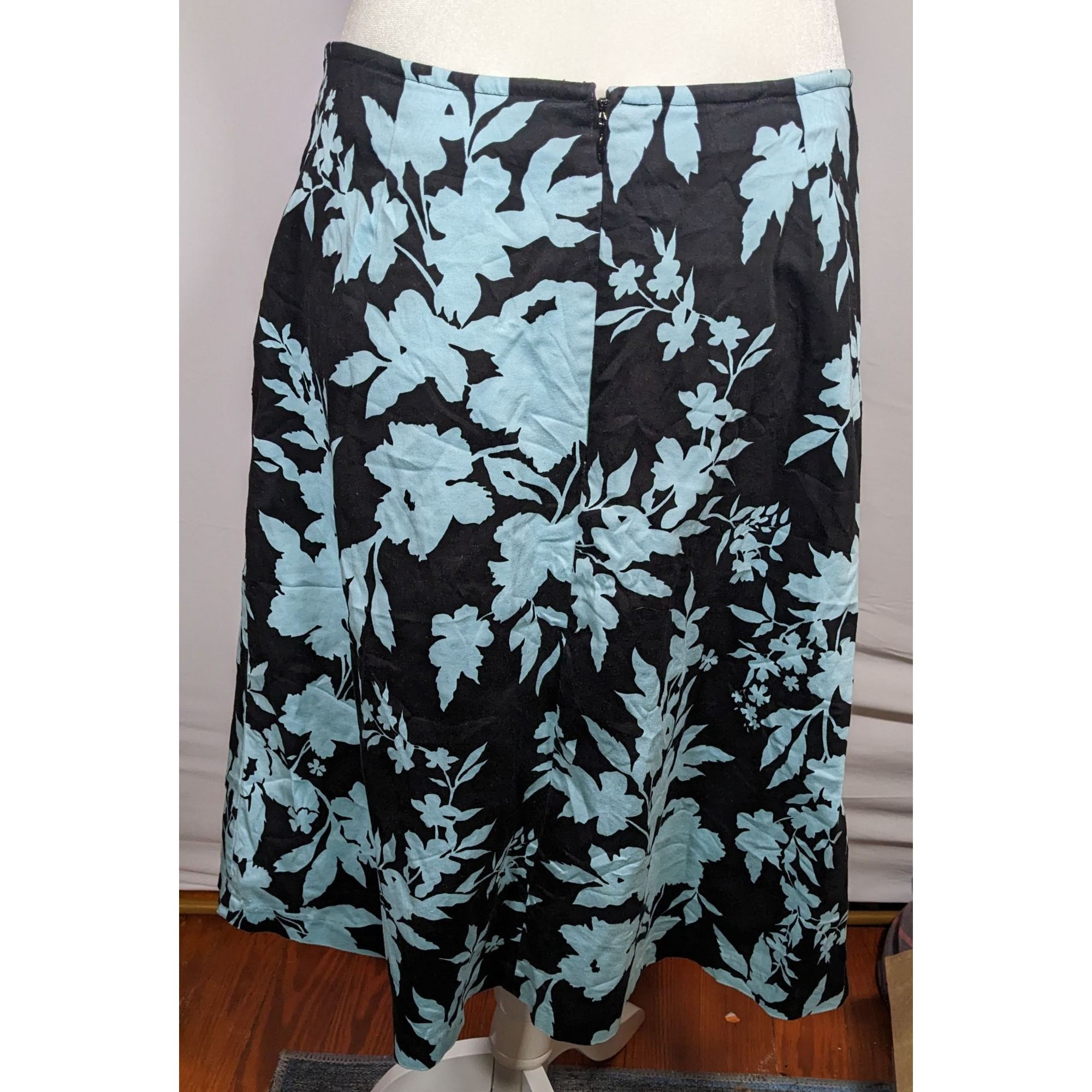 Other Vintage Newport News Black And Blue Floral Knee Length Skirt Size 32" / US 10 / IT 46 - 7 Thumbnail