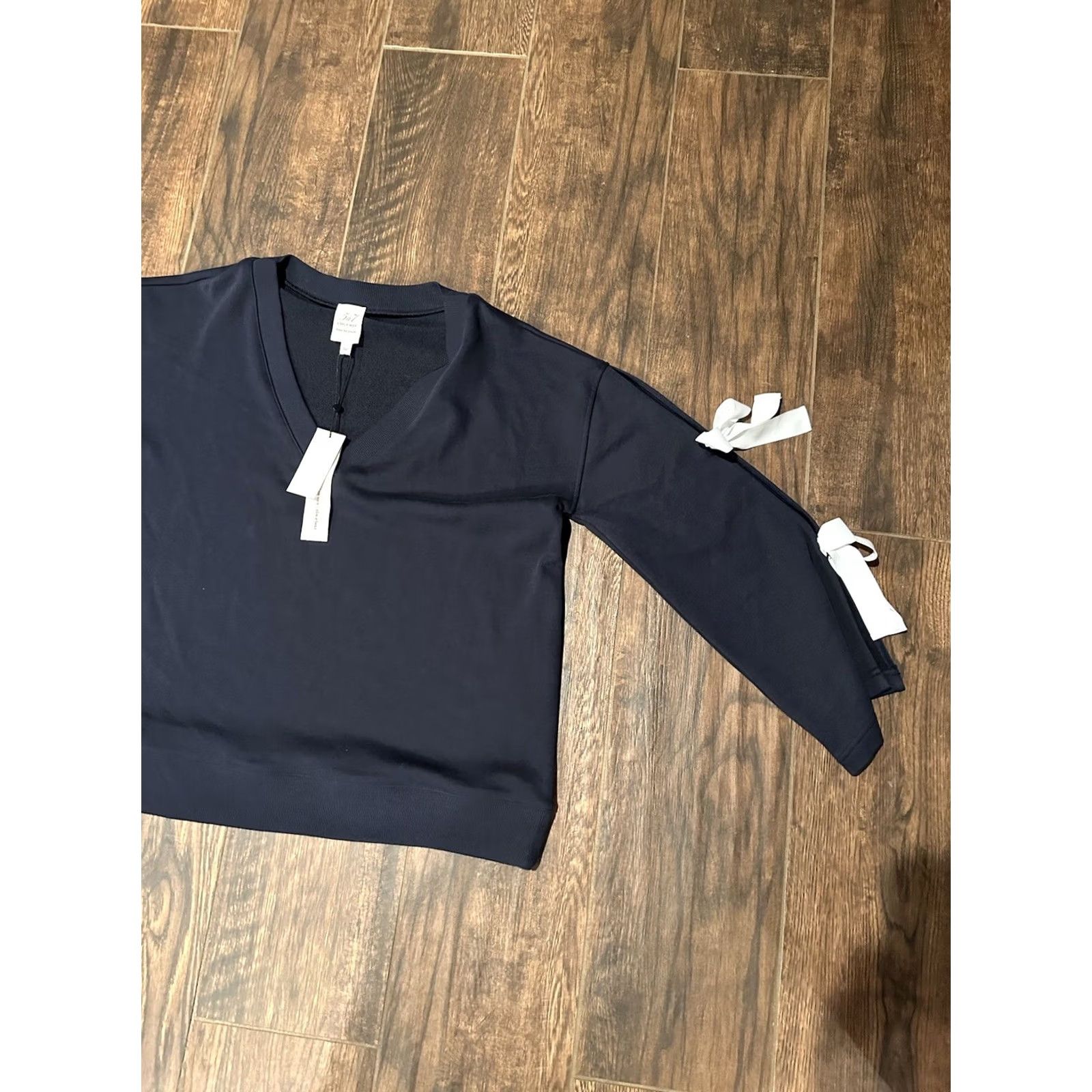 Cinq a Sept VINTAGE NWT Cinq a sept sweater Kathy Pullover Navy Bow L Womens Pullover Bow Blue Size L / US 10 / IT 46 - 2 Thumbnail