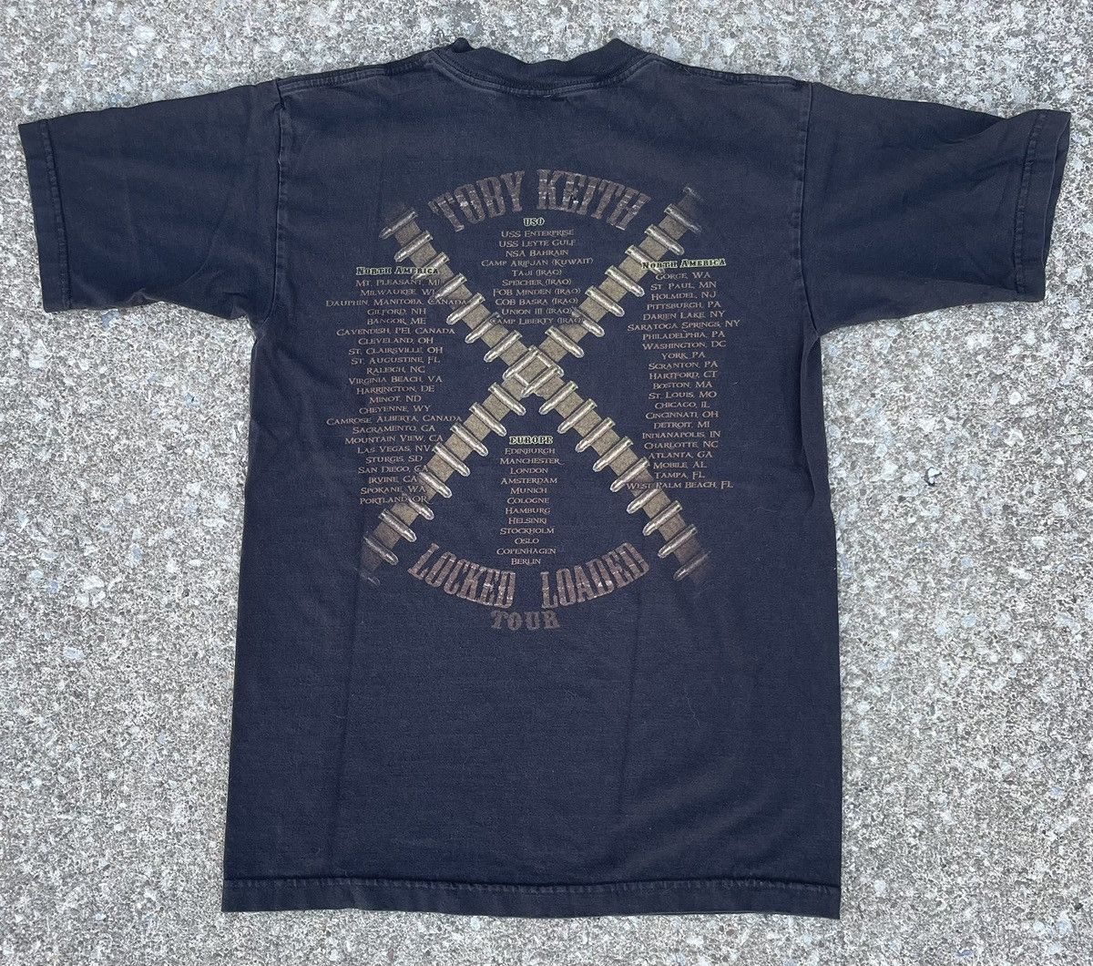 Band Tees Toby Keith Locked & Loaded 2011 Tour T-shirt Size US M / EU 48-50 / 2 - 3 Thumbnail