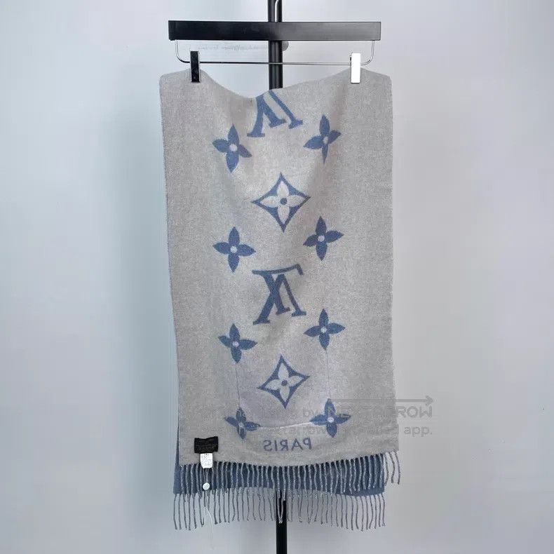 Louis Vuitton Louis Vuitton Ice blue cashmere mink pocket scarf Size ONE SIZE - 7 Thumbnail
