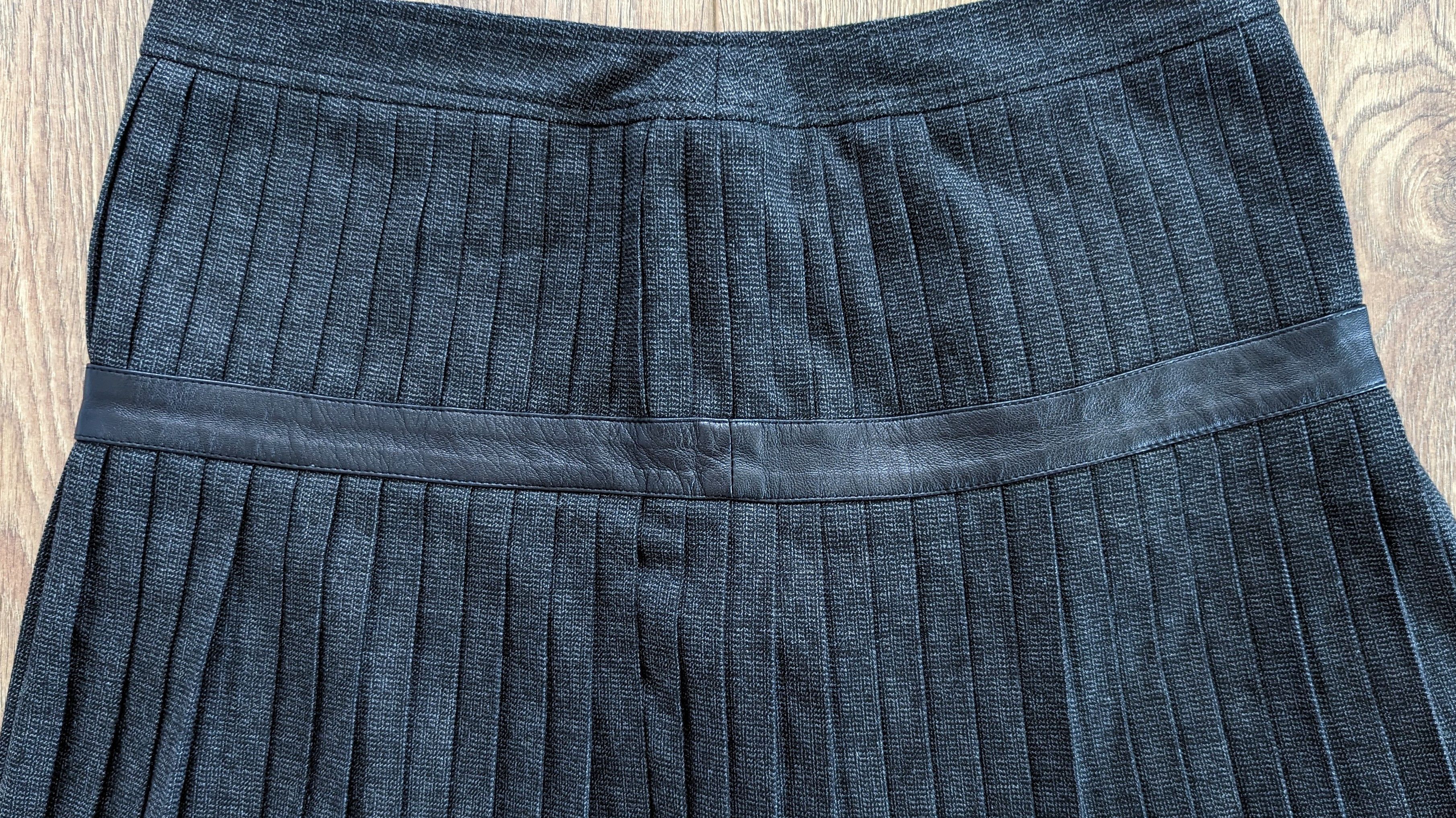 Dolce & Gabbana Dolce & Gabbana Mini Skirt Leather Applic 38 M Made In Italy Size 26" / US 2 / IT 38 - 2 Thumbnail