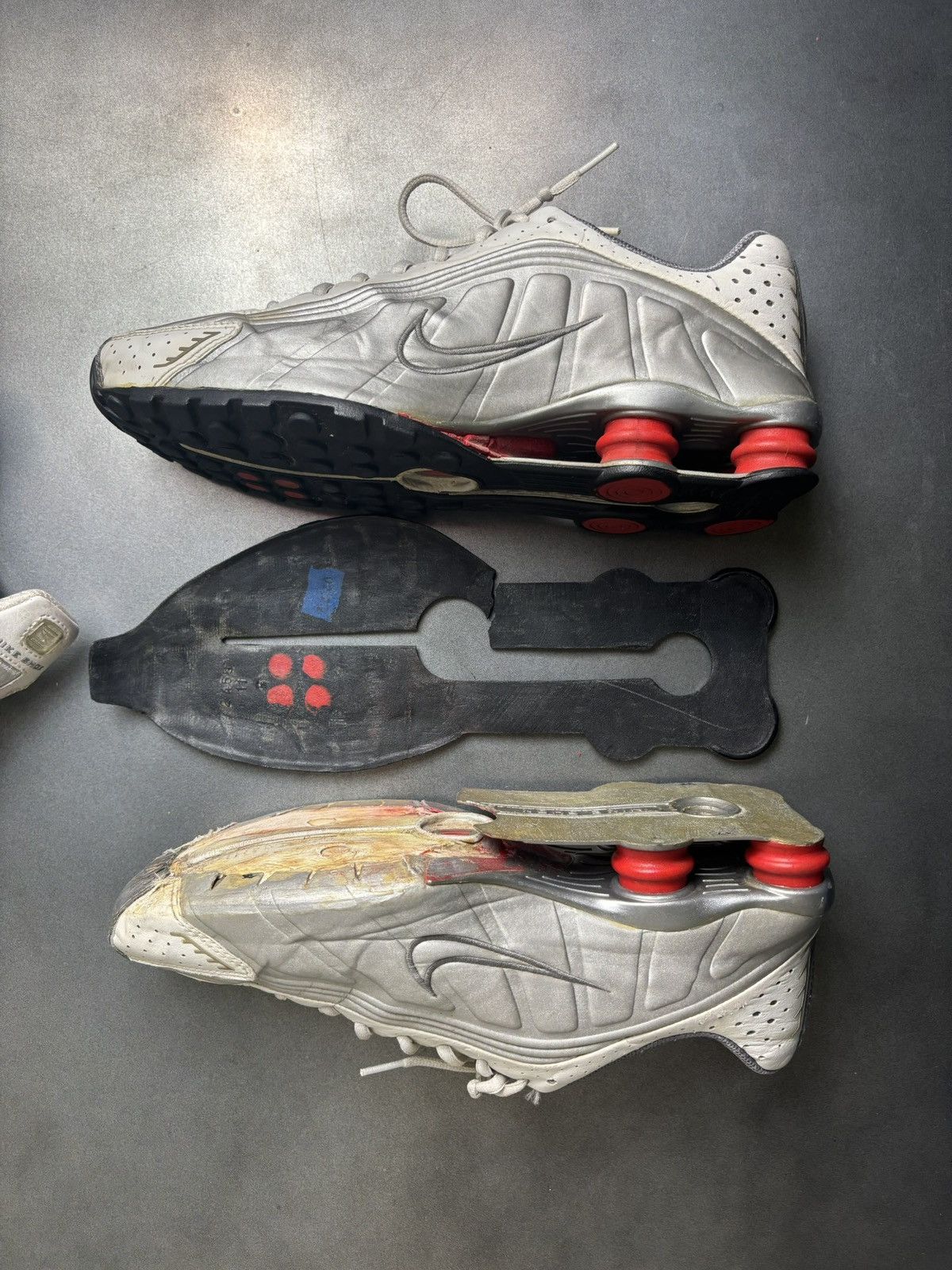 Nike × Vintage 2 Pairs OG 2001 Nike Shox R4 Vintage Nike Beater 104265 Size US 10.5 / EU 43-44 - 10 Thumbnail