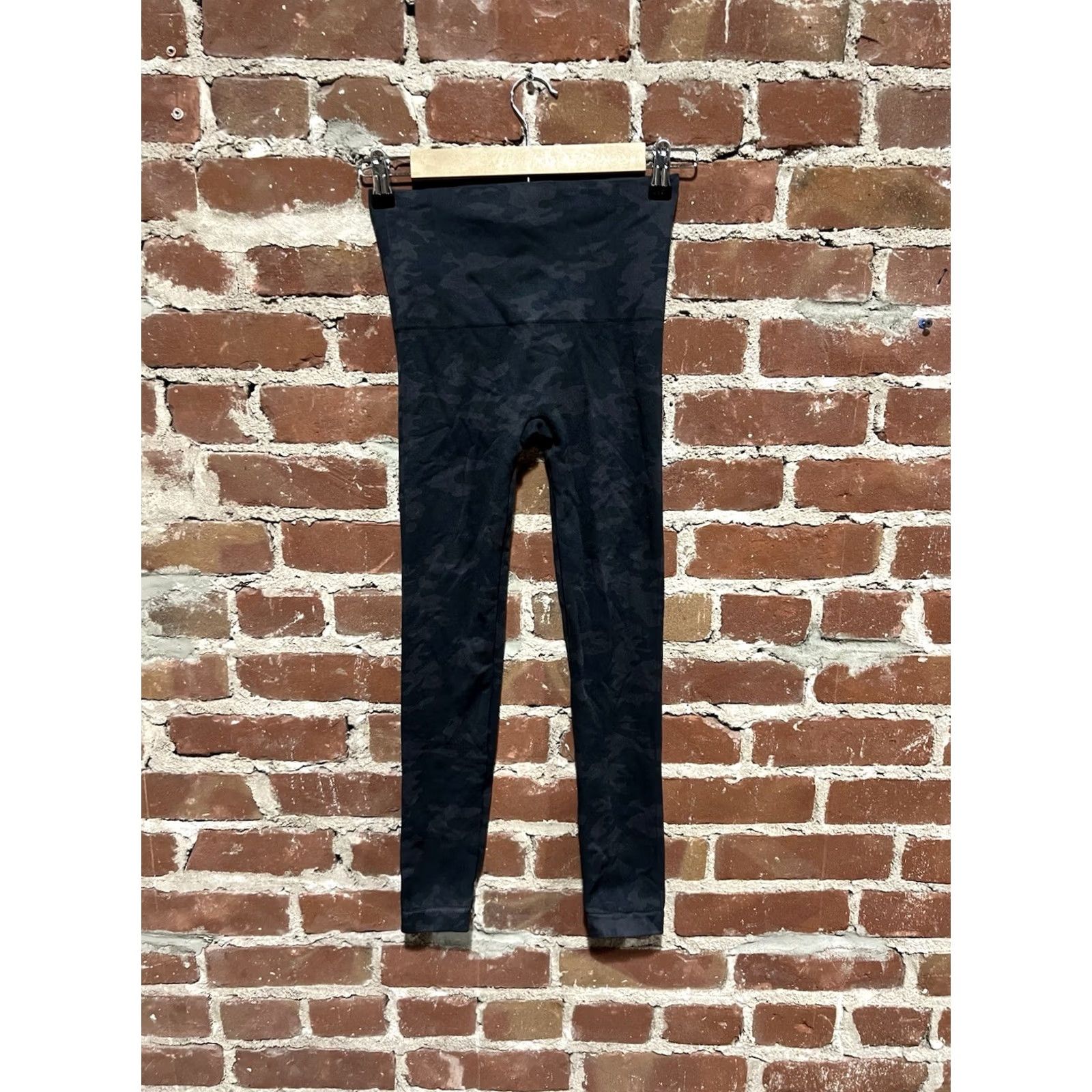 Spanx Spanx Womens Blue Camo Cropped Leggings Size Medium Size 32" / US 10 / IT 46 - 2 Thumbnail