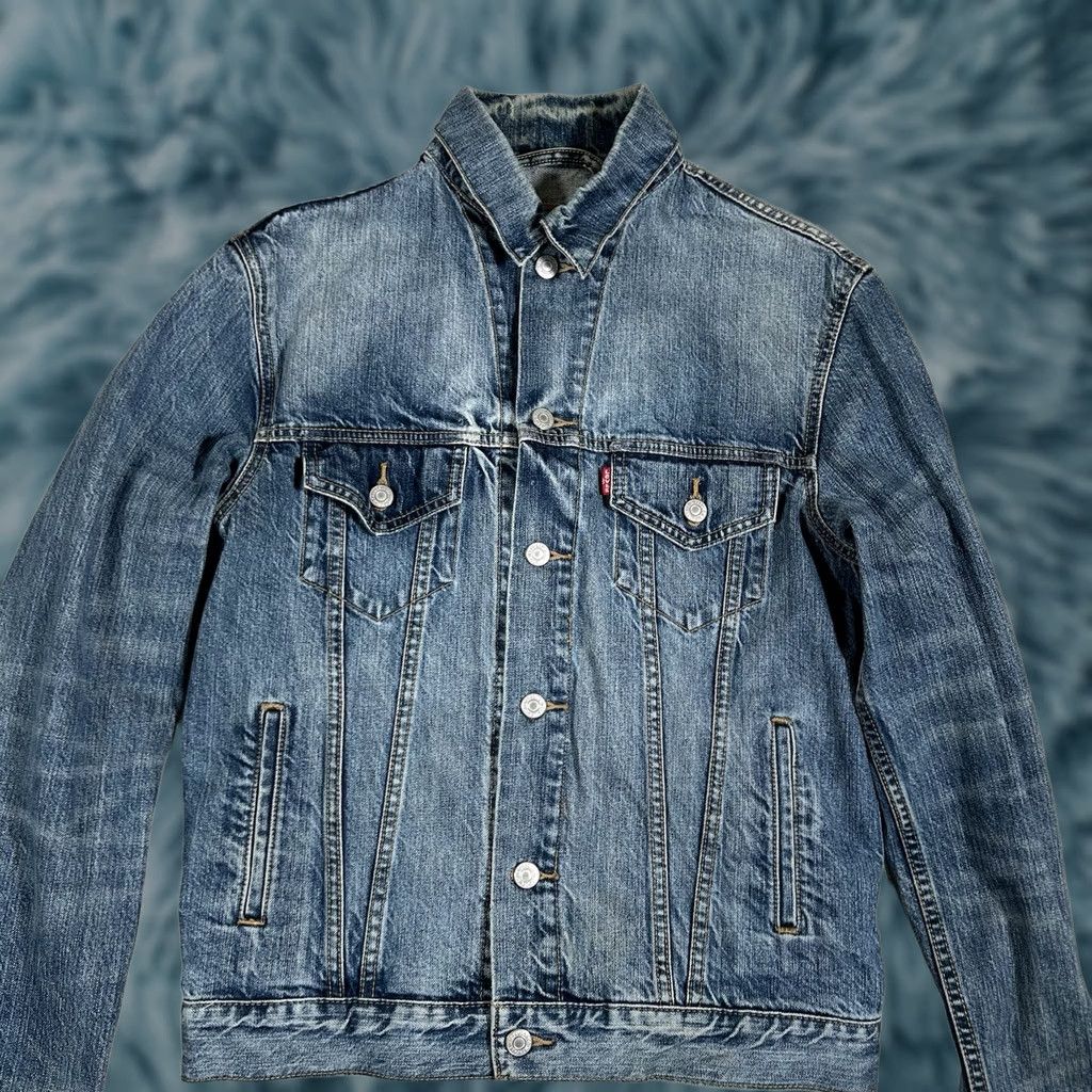 Levi's VINTAGE Levi's Jacket Men S Blue Denim Trucker Western Classic Light Wash Distressed 90s Size US S / EU 44-46 / 1 - 1 Thumbnail