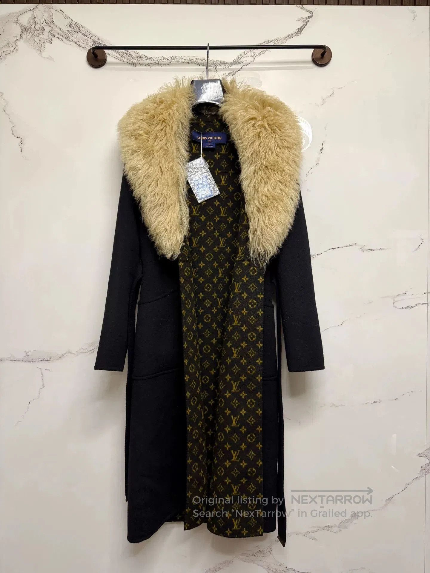 Louis Vuitton louis vuitton black wool coat with fur collar. Size XS / US 0-2 / IT 36-38 - 1 Thumbnail