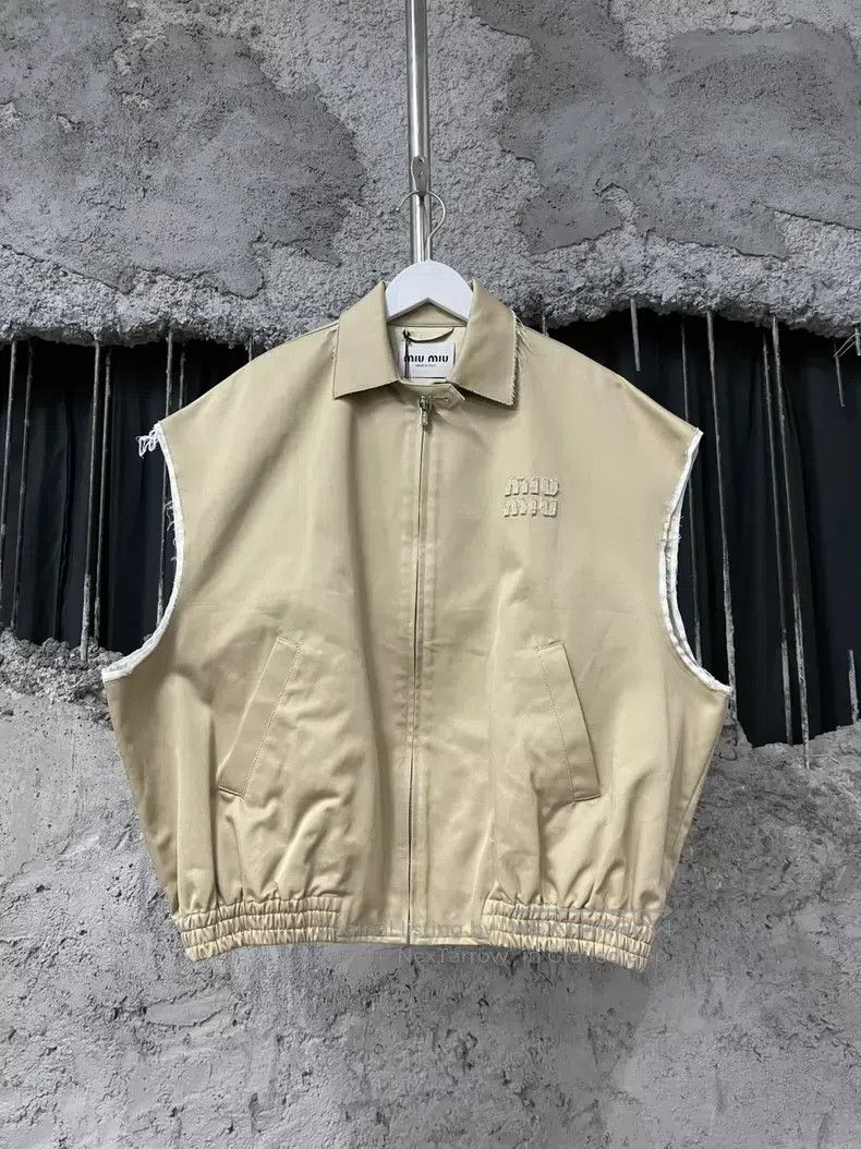 Miu Miu Miu Miu 36 Khaki damaged vest coat Size US S / EU 44-46 / 1 - 1 Thumbnail