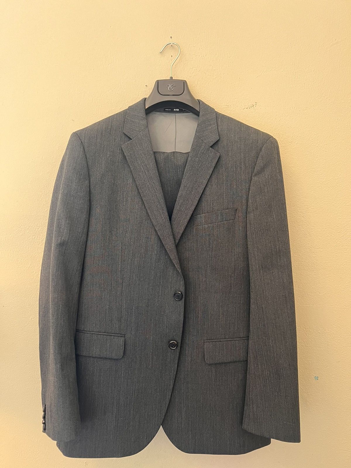 Hugo Boss Boss 42R Grey 2 Piece Suit 100% Wool Like New Size 42R - 1 Thumbnail