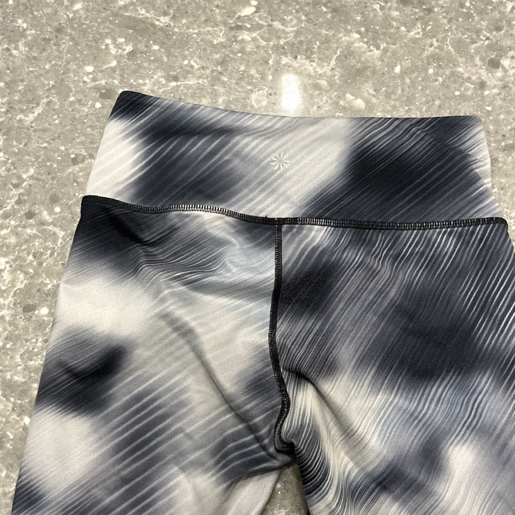 Athleta Athleta Leggings Womens XS Black Geometric Pattern Activewear Pull On Skinny Pockets Comfort Compression Textured Athleisure Size 26" / US 2 / IT 38 - 7 Thumbnail