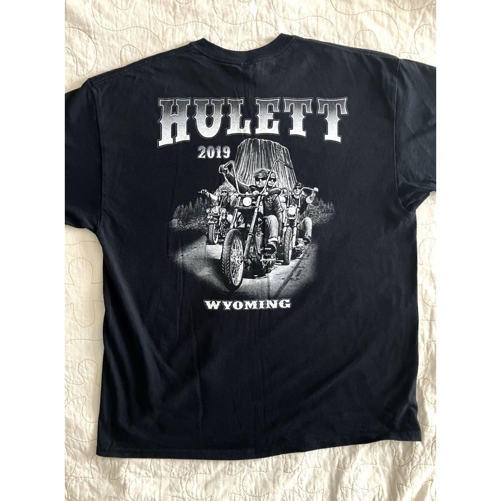 Gildan VINTAGE Hulett Wyoming Motorcycle Rally Devils Tower Black T-Shirt Gildan XL 2019 Size US XL / EU 56 / 4 - 7 Thumbnail