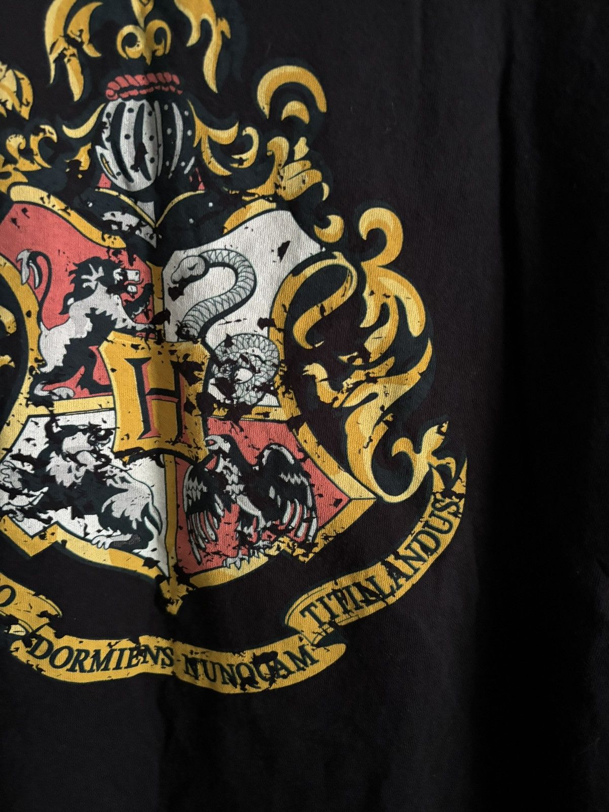 Vintage Vintage 2005 Harry Potter Crest Tee Size US L / EU 52-54 / 3 - 5 Thumbnail