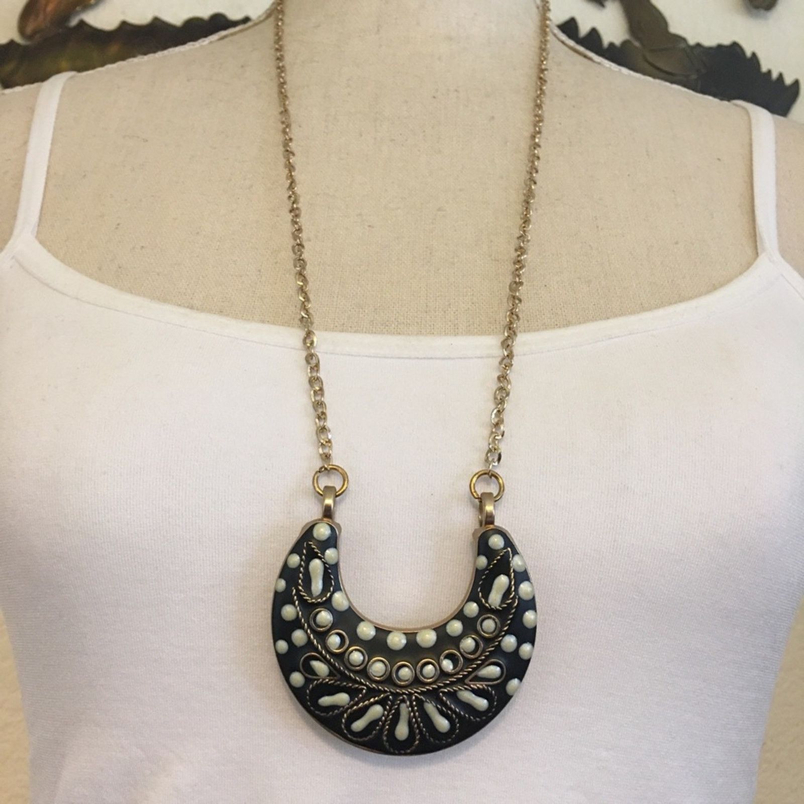Jewelry Black and cream enamel medallion on gold chain Size ONE SIZE - 1 Thumbnail