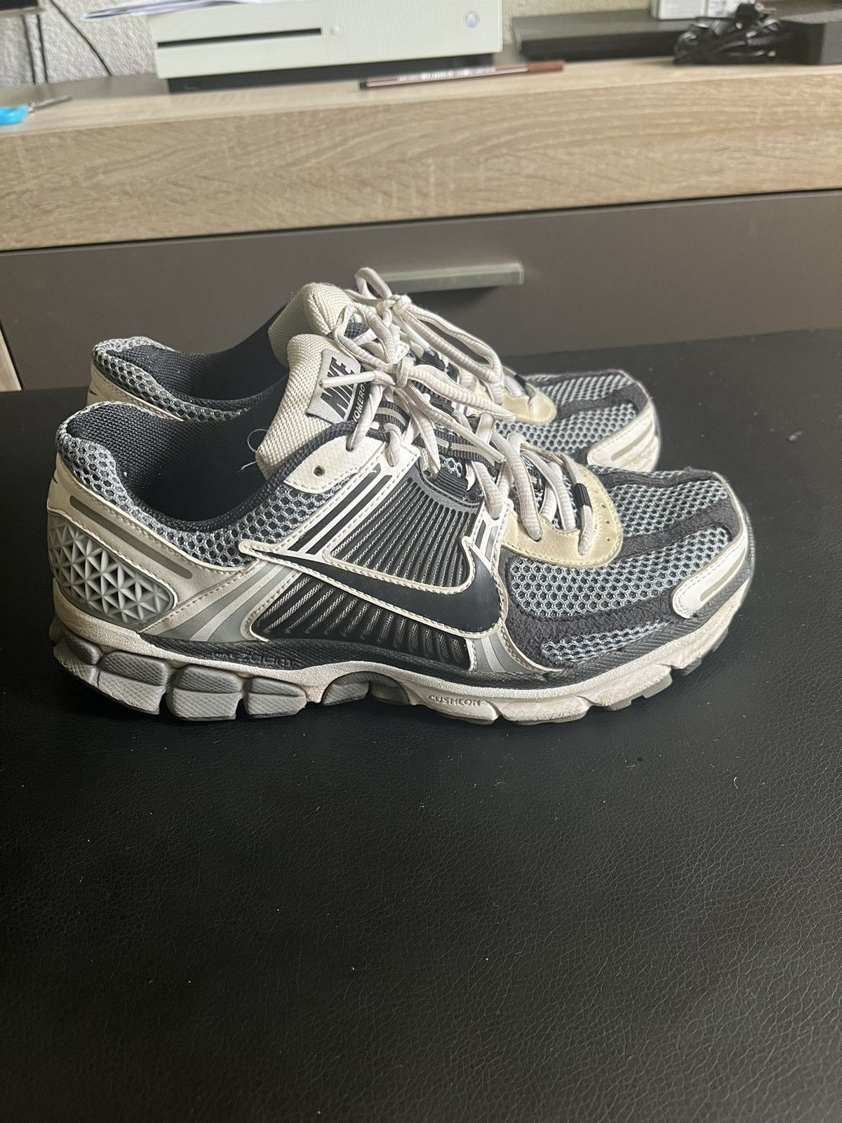 Nike NIKE Vomero 5 Size US 7 / EU 40 - 4 Thumbnail