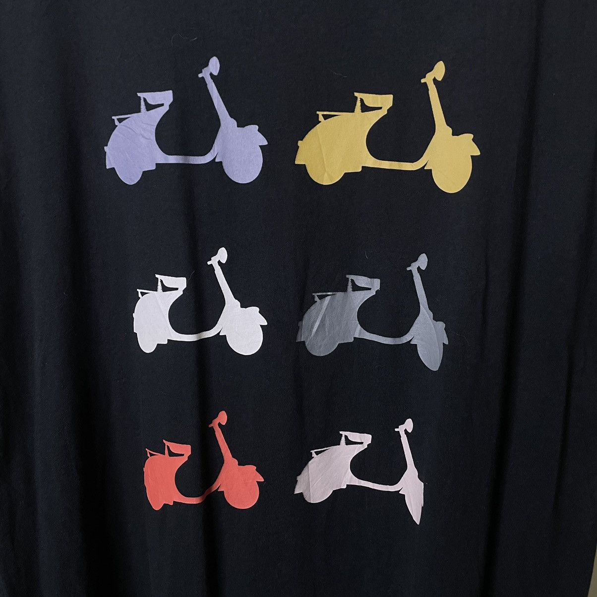 Japanese Brand Uniqlo x Piaggio Vespa Motorcycle Scooter Collaboration Tee Size US XL / EU 56 / 4 - 6 Thumbnail