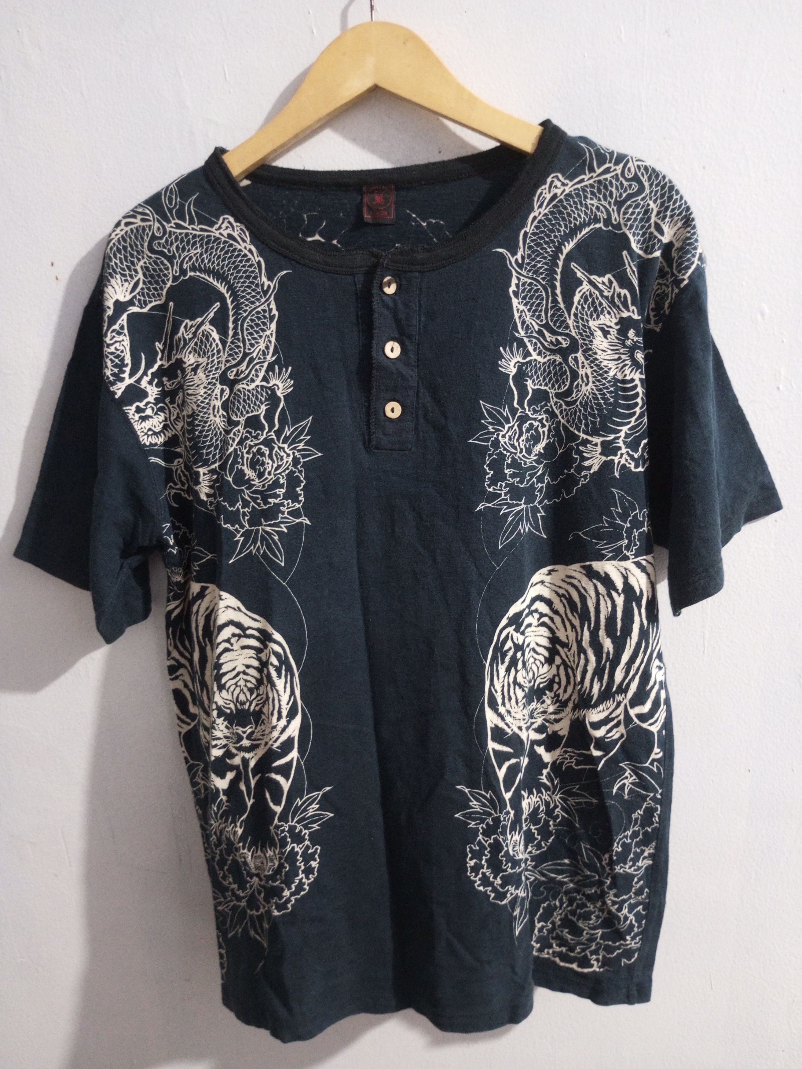 Karakuri Tamashii Vintage sukajan Shanghai colar dragon vs tigers tee Size US L / EU 52-54 / 3 - 1 Thumbnail
