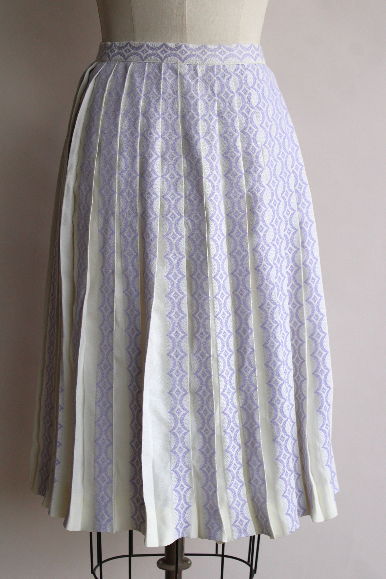Vintage Vintage 1960s Skirt, Bobbie Brooks Pleated Purple and White Size 27" / US 4 / IT 40 - 2 Thumbnail