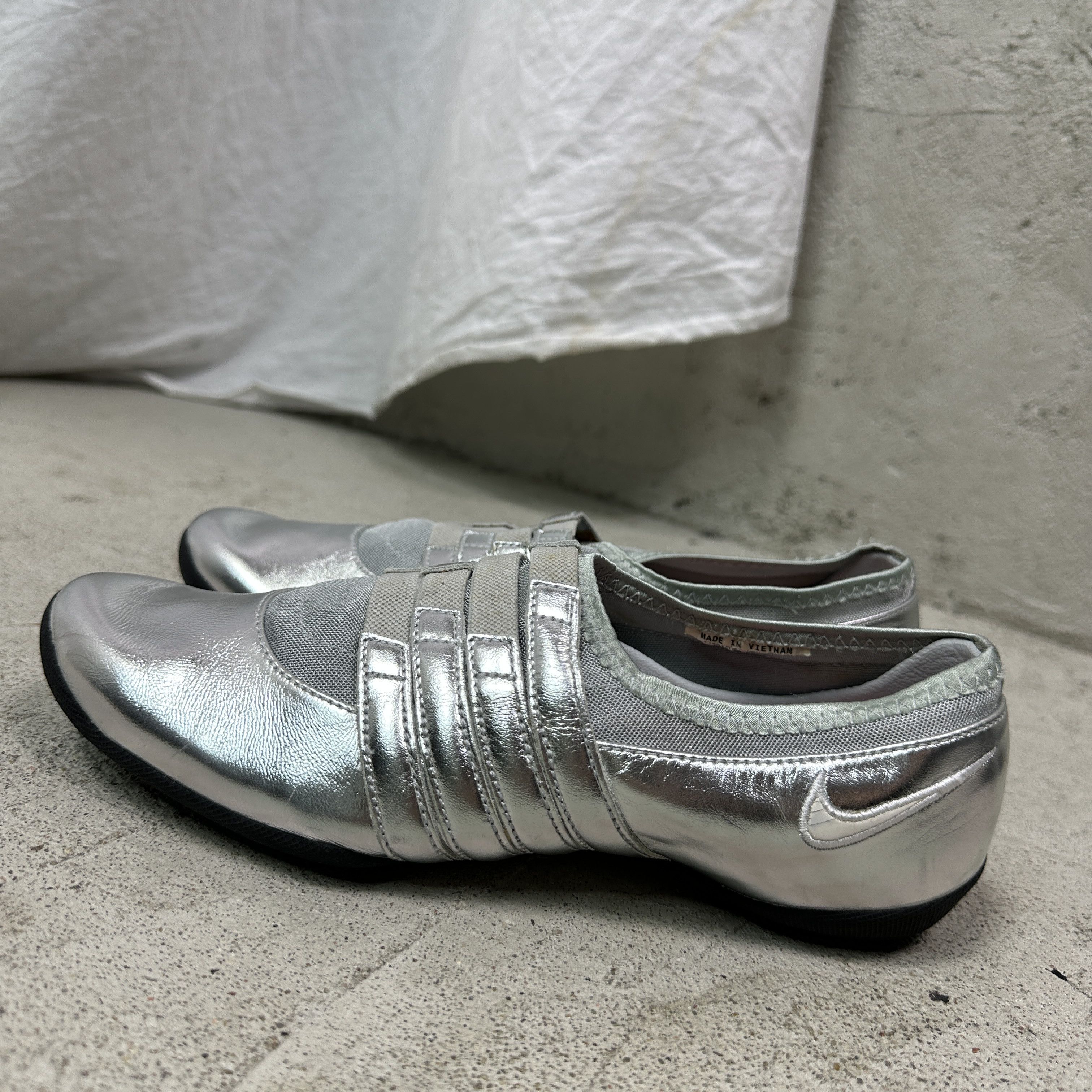 Nike Vintage Leather Sporty Nike Silver Chrome Sneakers 00s Size US 6.5 / IT 36.5 - 3 Thumbnail