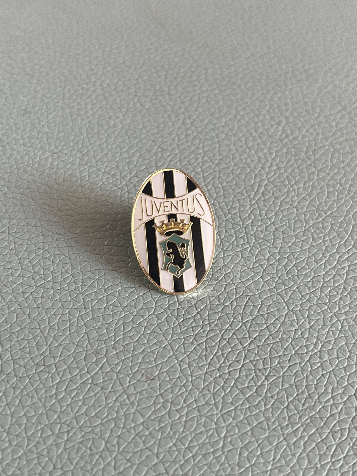 Vintage Juventus logo vintage pin Size ONE SIZE - 1 Thumbnail