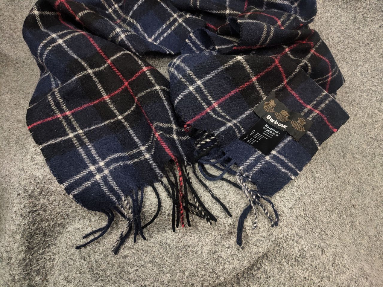 Barbour Barbour Classic woolen scarf in a dark blue check Unisex Size ONE SIZE - 14 Thumbnail