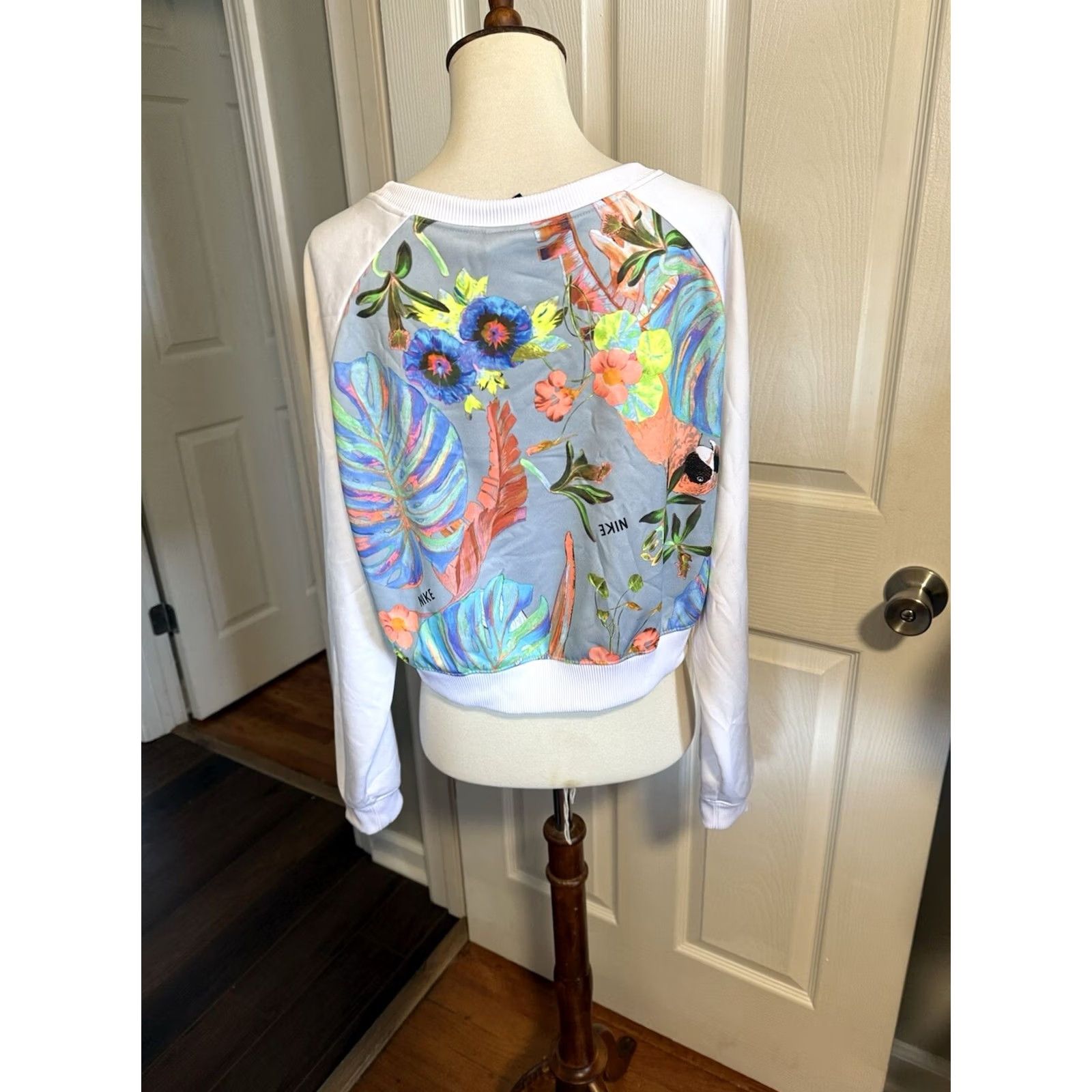 Nike Nike Hyper Femme Crop Sweatshirt Womens Medium White Tropical Parrot Pullover Size M / US 6-8 / IT 42-44 - 4 Thumbnail