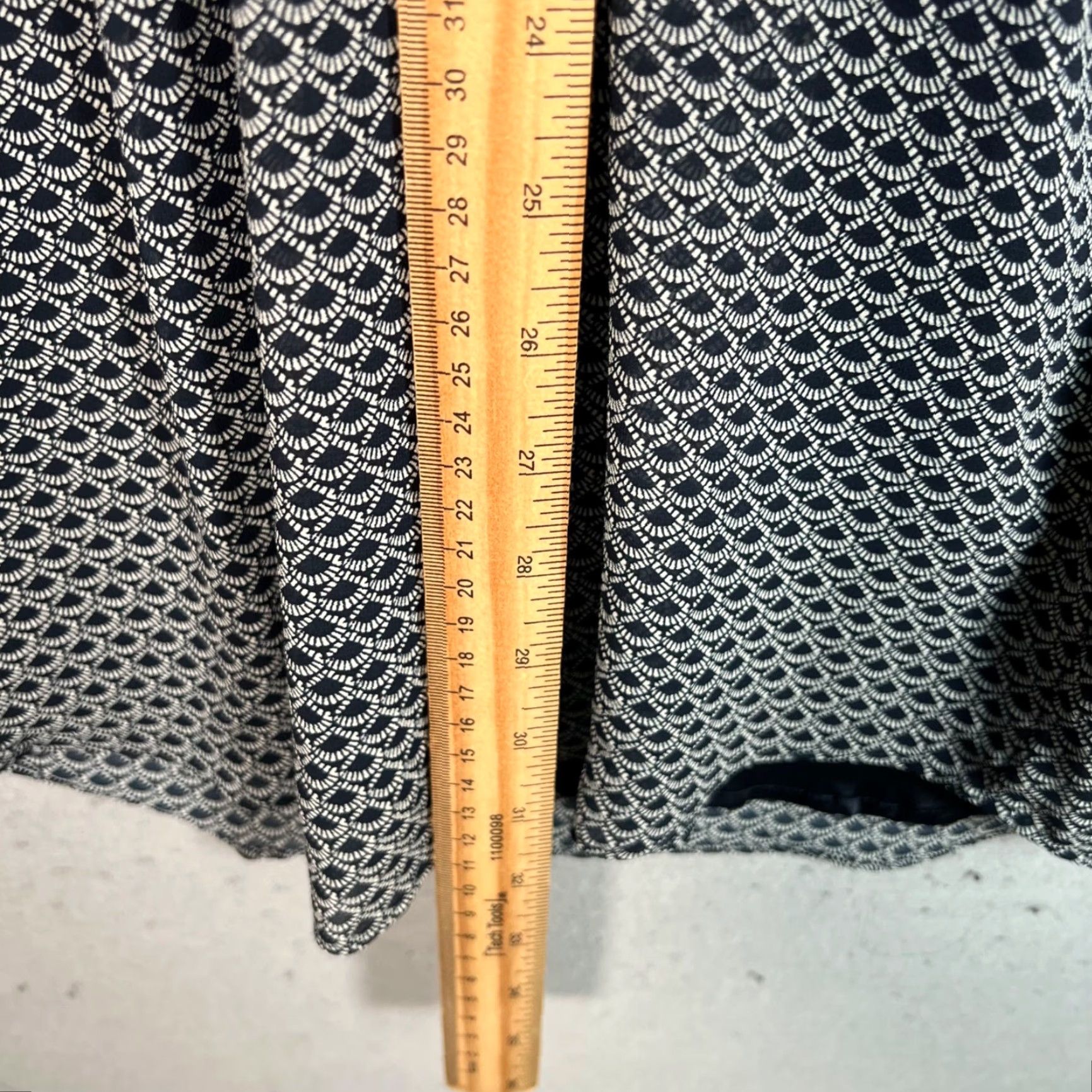 H&M VINTAGE H&M Dress Patterned V-Neck Short Sleeve Gray Knee Length Womens 2 Size XS / US 0-2 / IT 36-38 - 7 Thumbnail