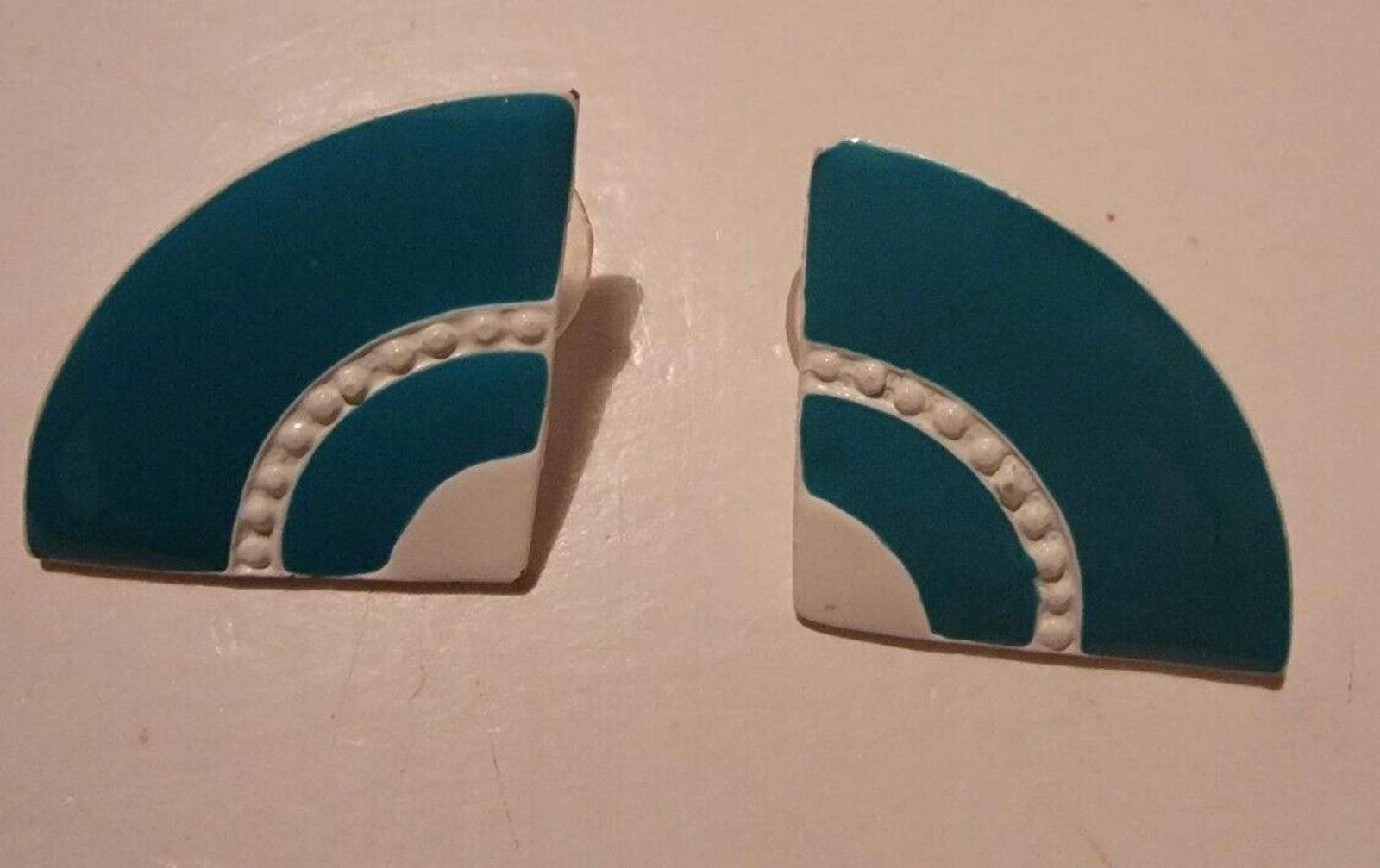 The Unbranded Brand Vintage Womens Earrings VTG Enamel Turquoise Fan Shaped Stud Size ONE SIZE - 1 Thumbnail