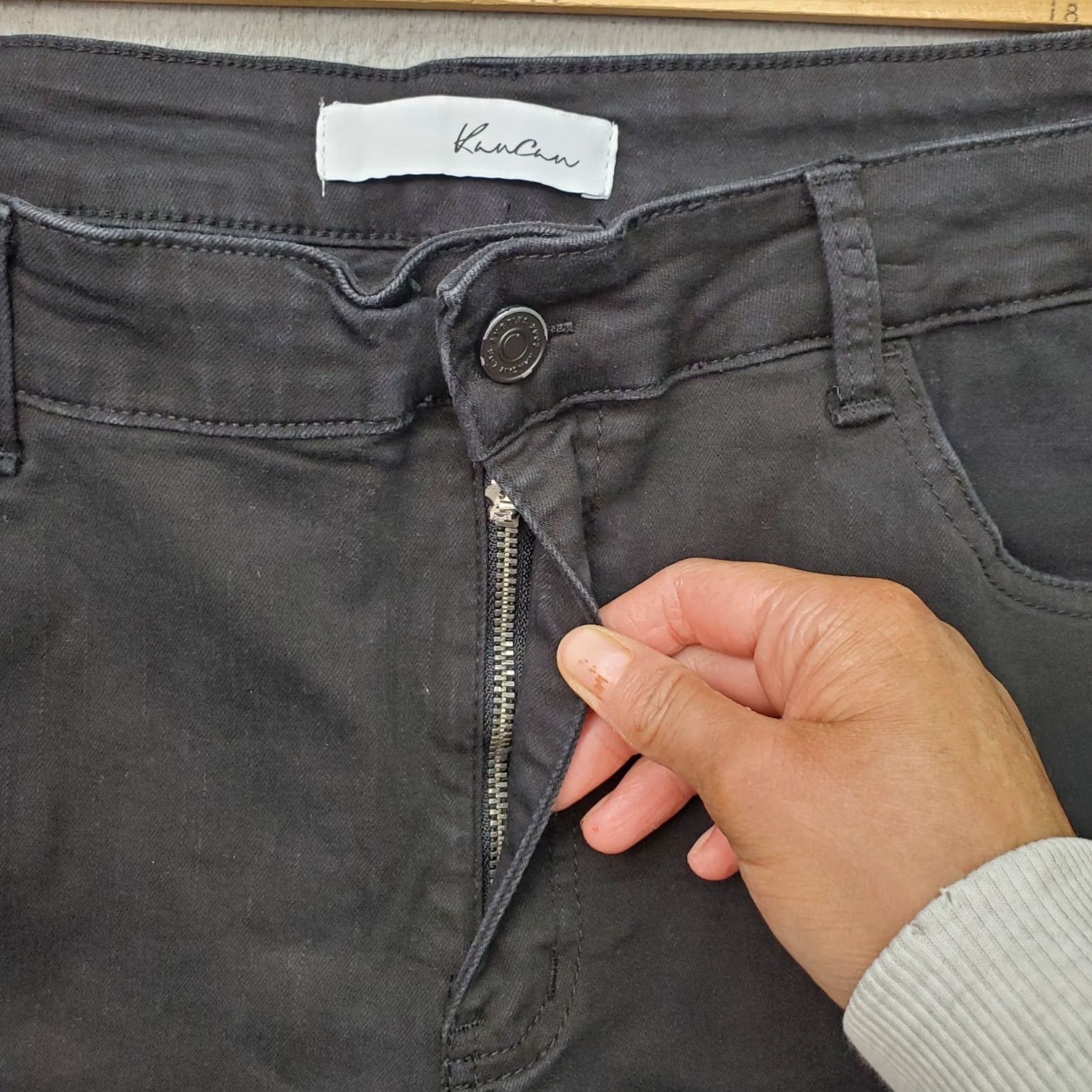 Vintage VINTAGE? No. KanCan Jeans Women Slim Black 5-Pocket Denim Skinny Button Flat Front 15/31 28in Inseam Pants NY? Size 36" / US 14 / IT 50 - 6 Thumbnail