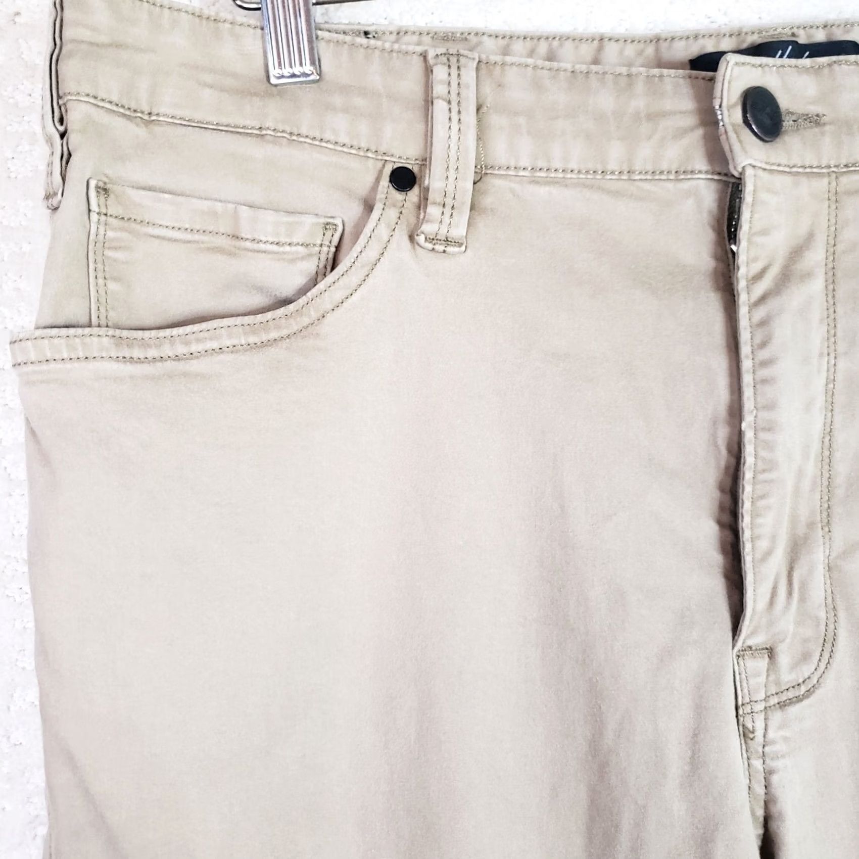 Vintage 34 Heritage Charisma Pants Mens 38x32 Beige Chino 5-Pocket Mid Rise Straight Front Jeans Style Logo Buttons Belt Loops Casual Comfort Vintage No N/A Size US 38 / EU 54 - 4 Thumbnail
