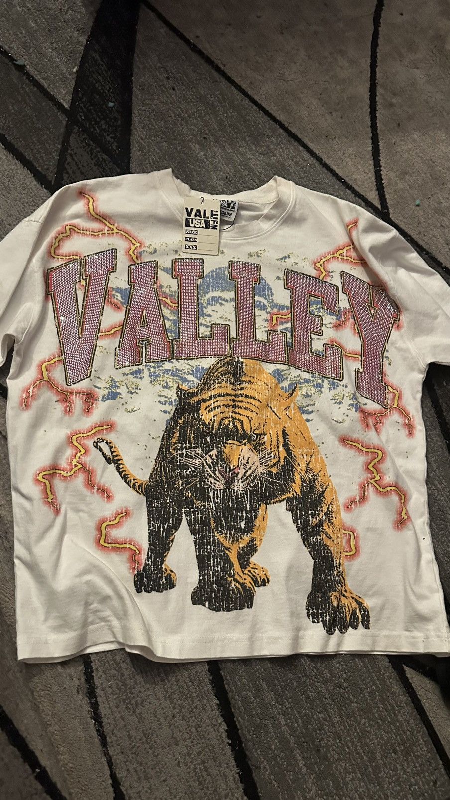 Vale White and muti valley tee shirt Size US M / EU 48-50 / 2 - 3 Thumbnail