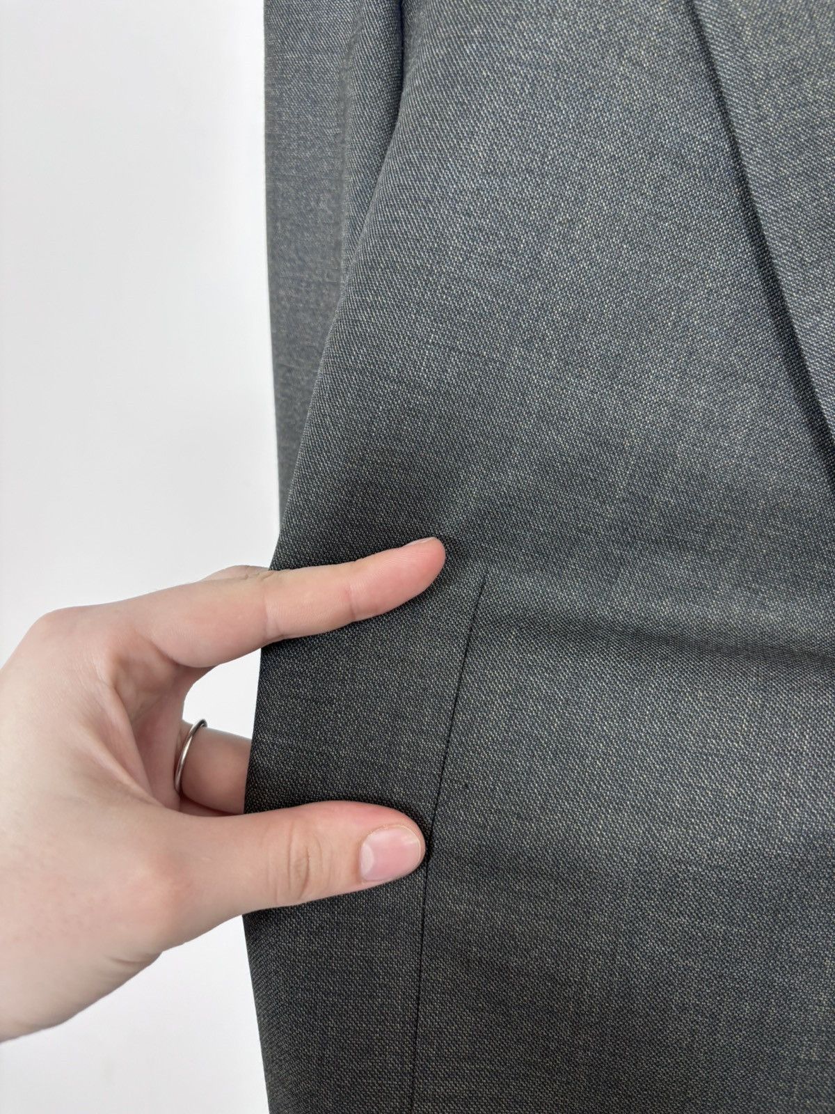 Corneliani Corneliani Men’s 2-Piece Grey Super 120s Wool Suit Size 42R - 14 Thumbnail