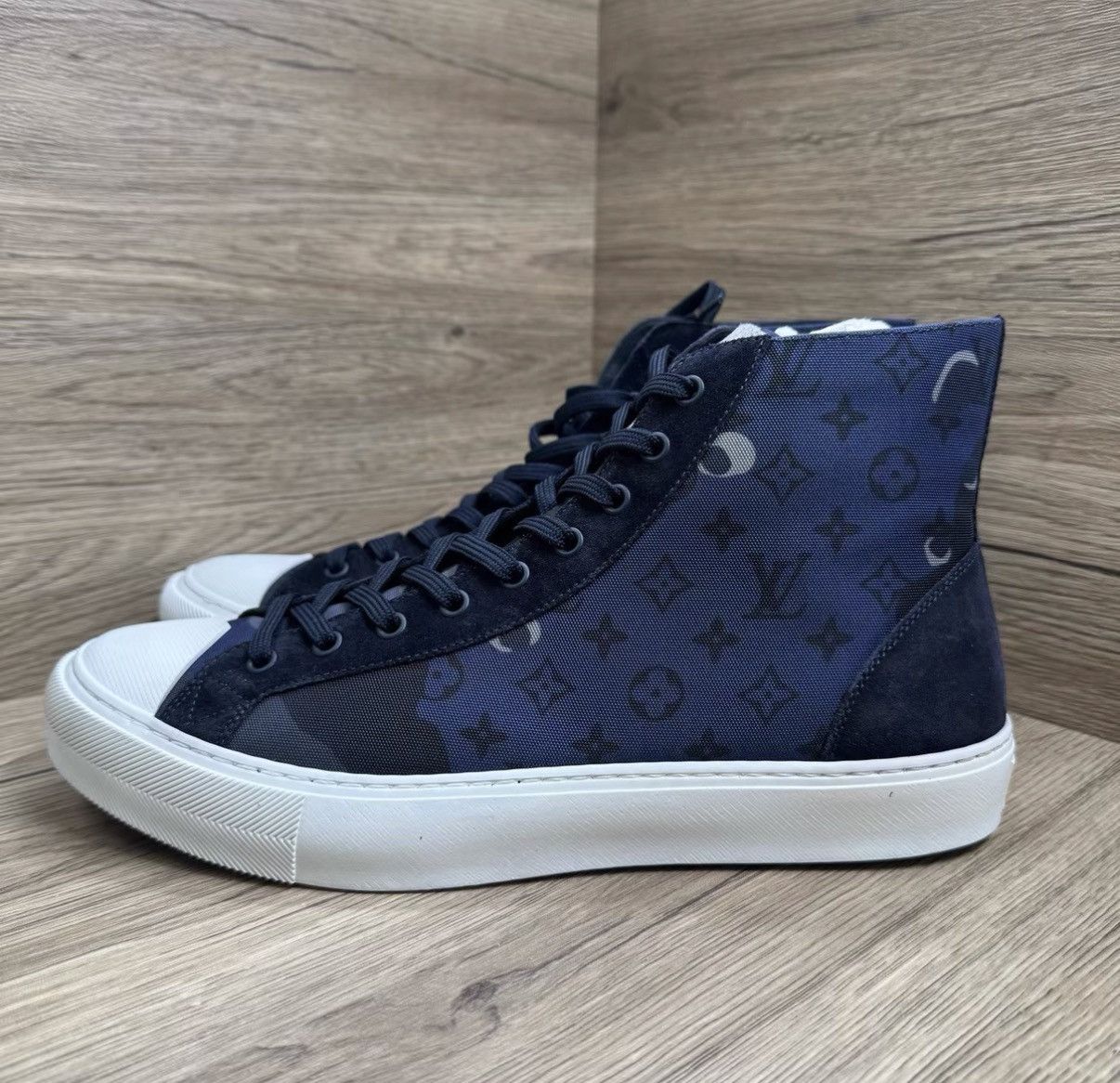 Louis Vuitton Louis Vuitton Tattoo White Blue Camo High-Top Sneakers J41 Size US 9 / EU 42 - 1 Thumbnail
