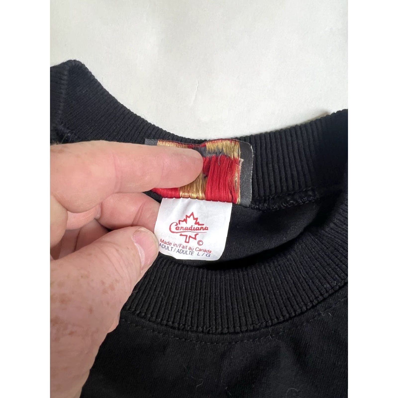 Vintage VINTAGE Canadiana T-Shirt Embossed Canada Single Stitch Crew Neck Black Short Sleeve Size L Mens Size US L / EU 52-54 / 3 - 5 Thumbnail